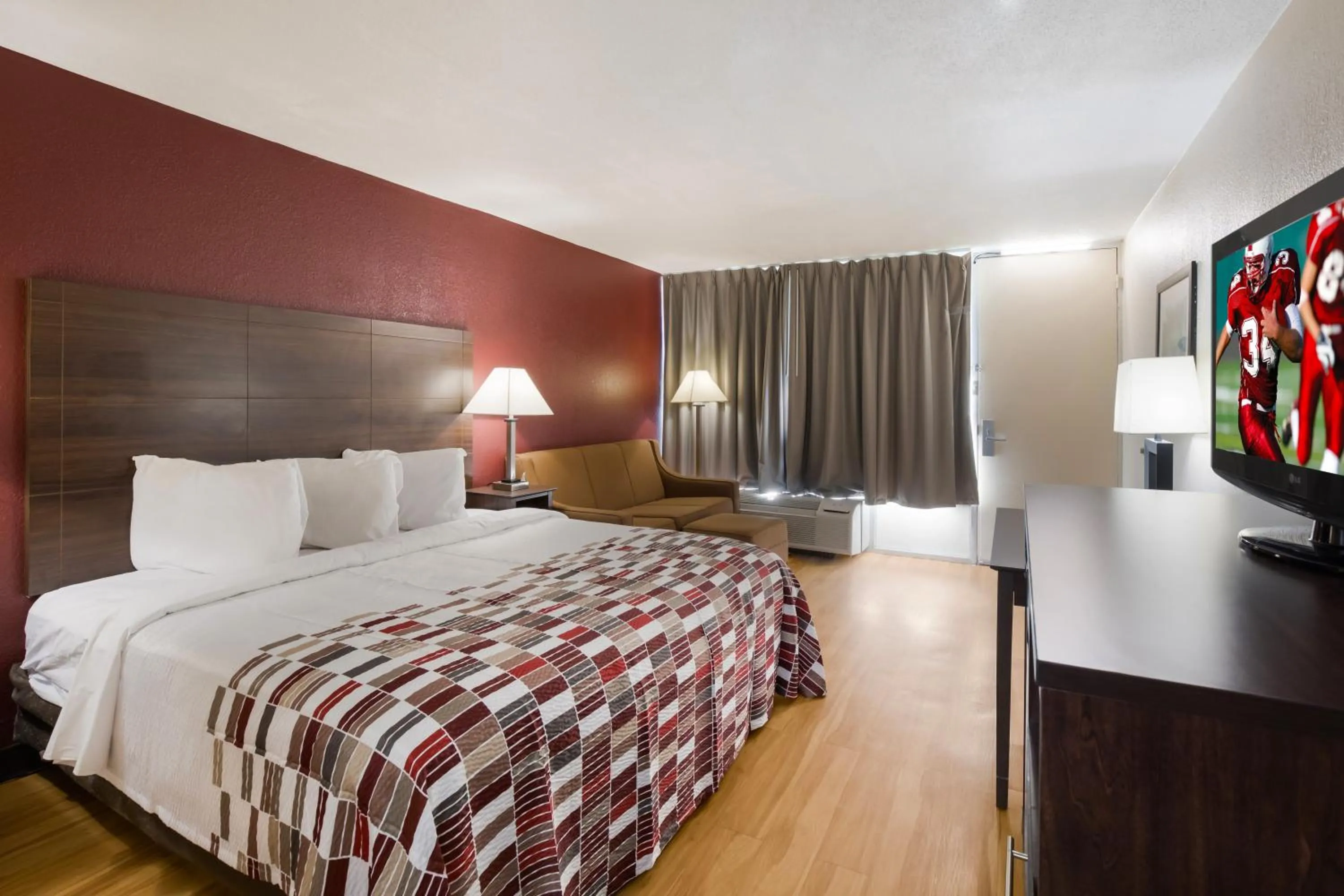 Photo of the whole room, Bed in Horizon Inn & Suites