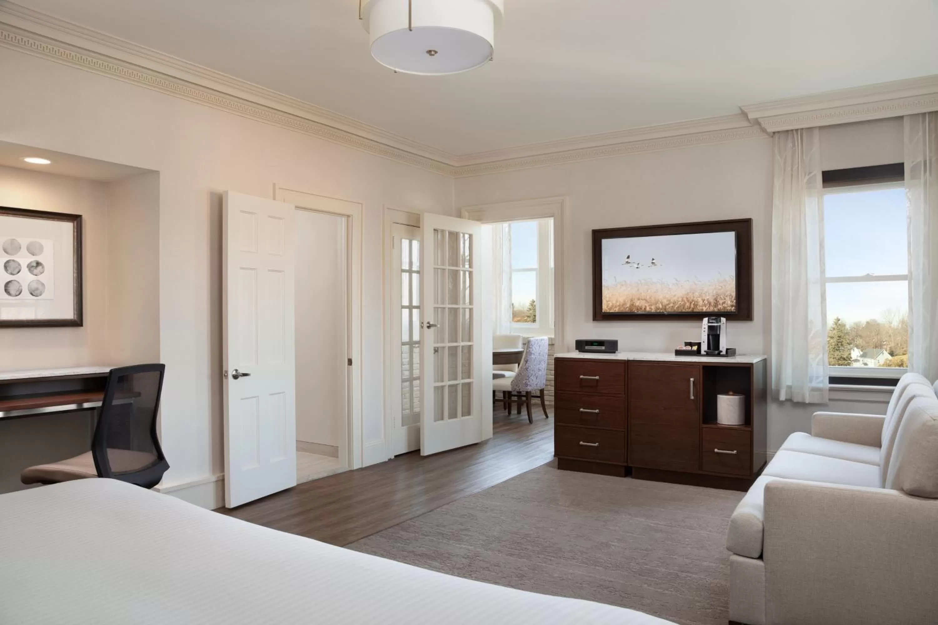 Photo of the whole room, Bed in The Albion Summit