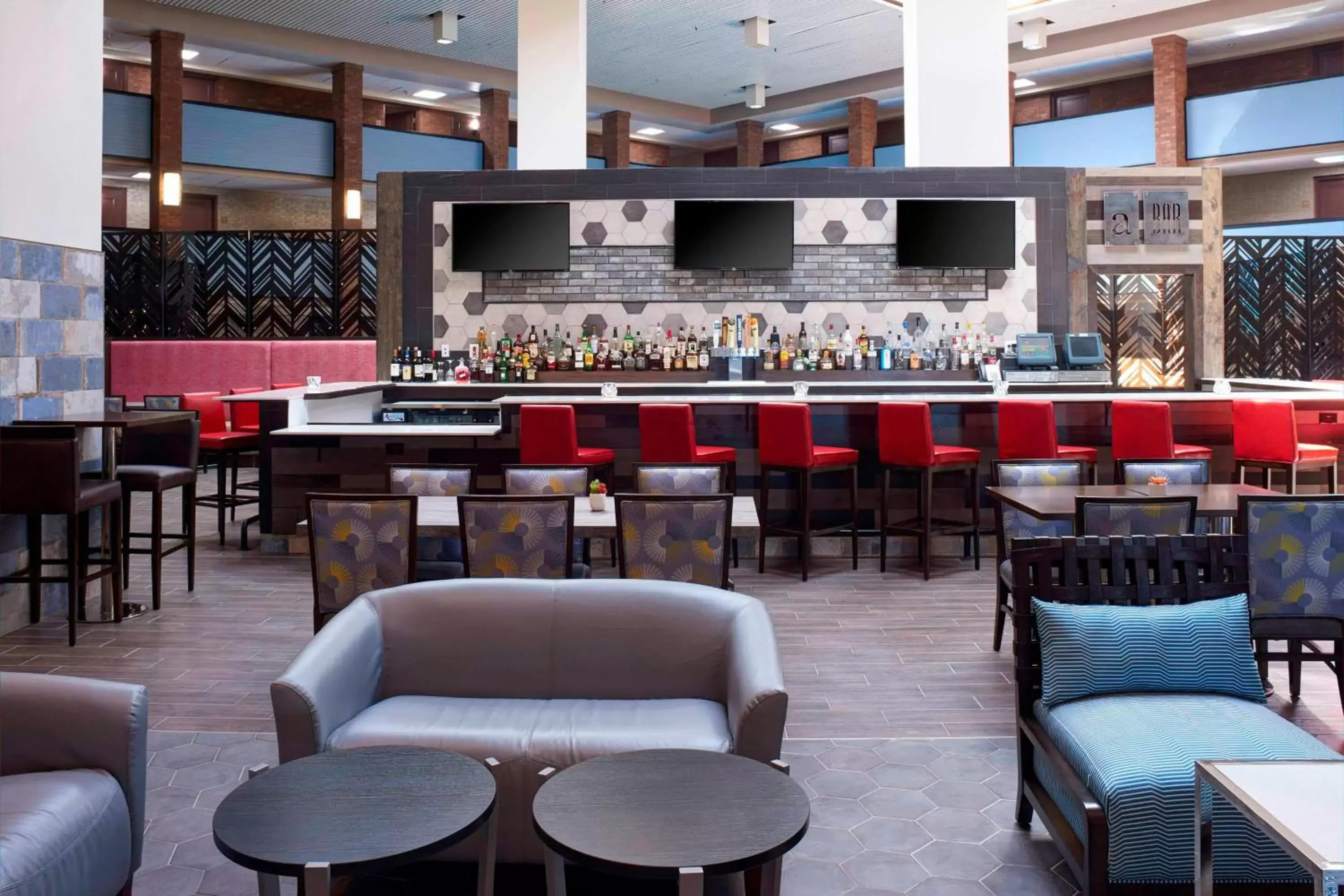 Restaurant/places to eat, Lounge/Bar in Four Points by Sheraton Detroit Novi