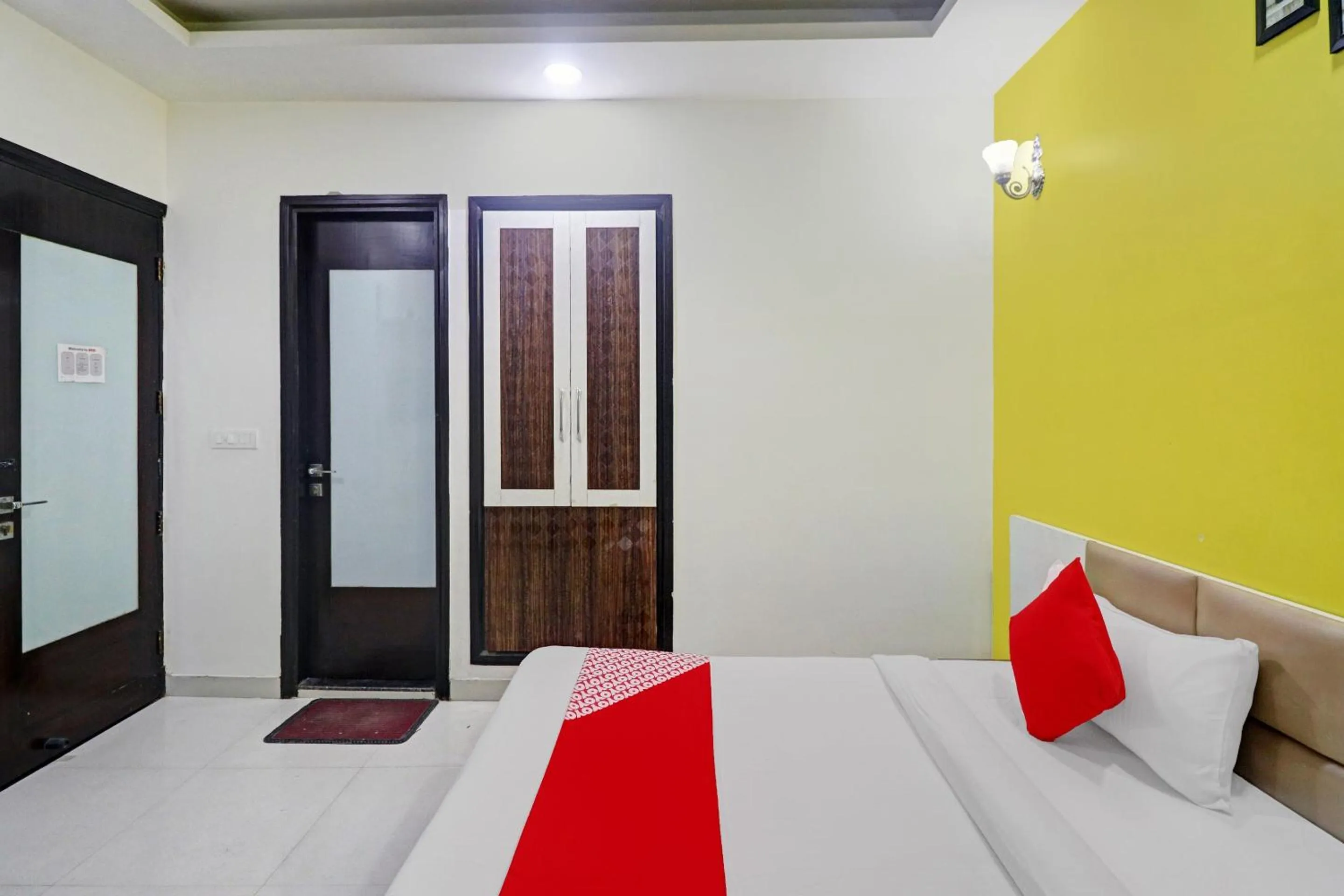 Bedroom, Bed in OYO 12675 Hotel Star Inn