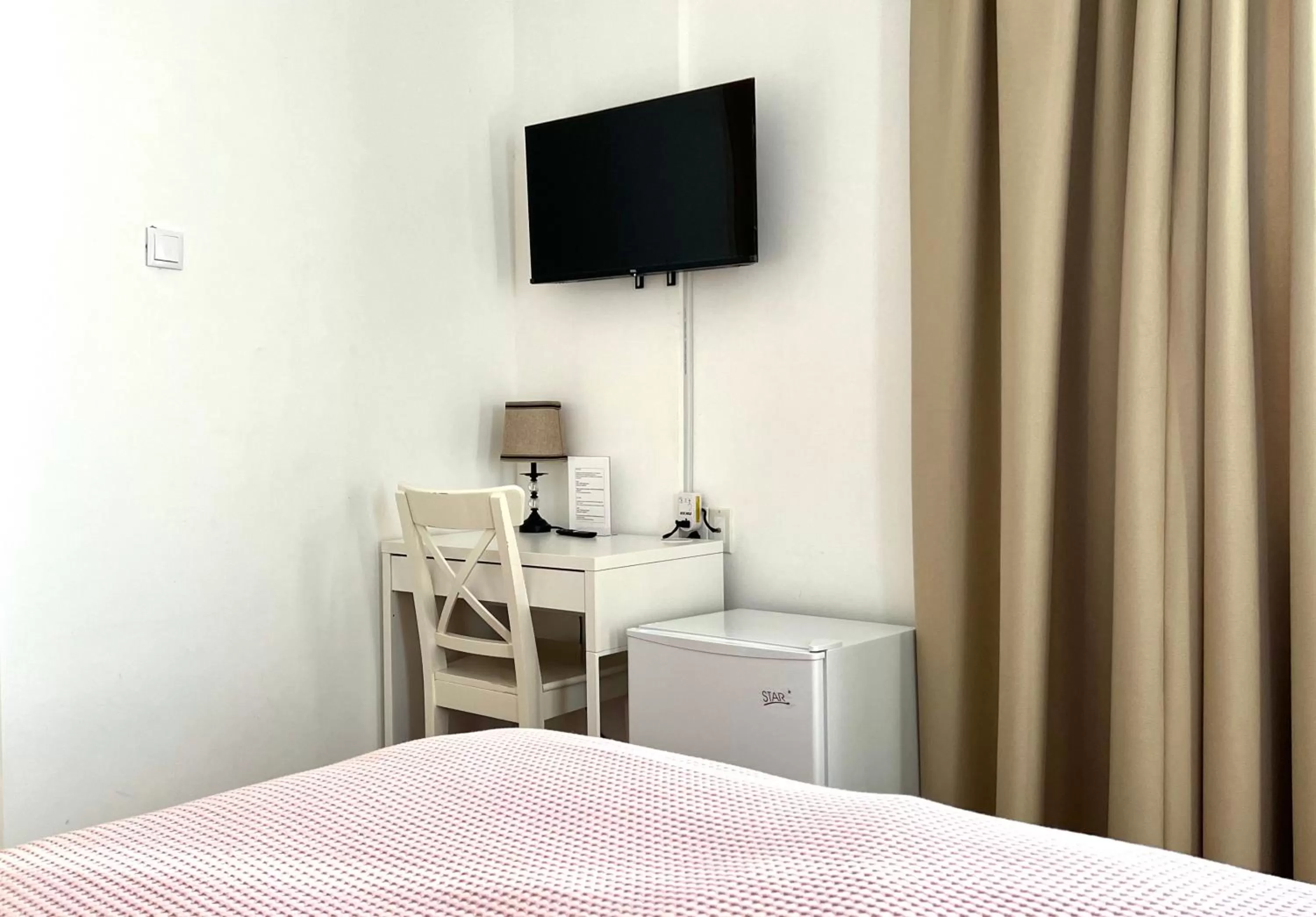 Bed, TV/Entertainment Center in Villa Famiri Boutique hotel