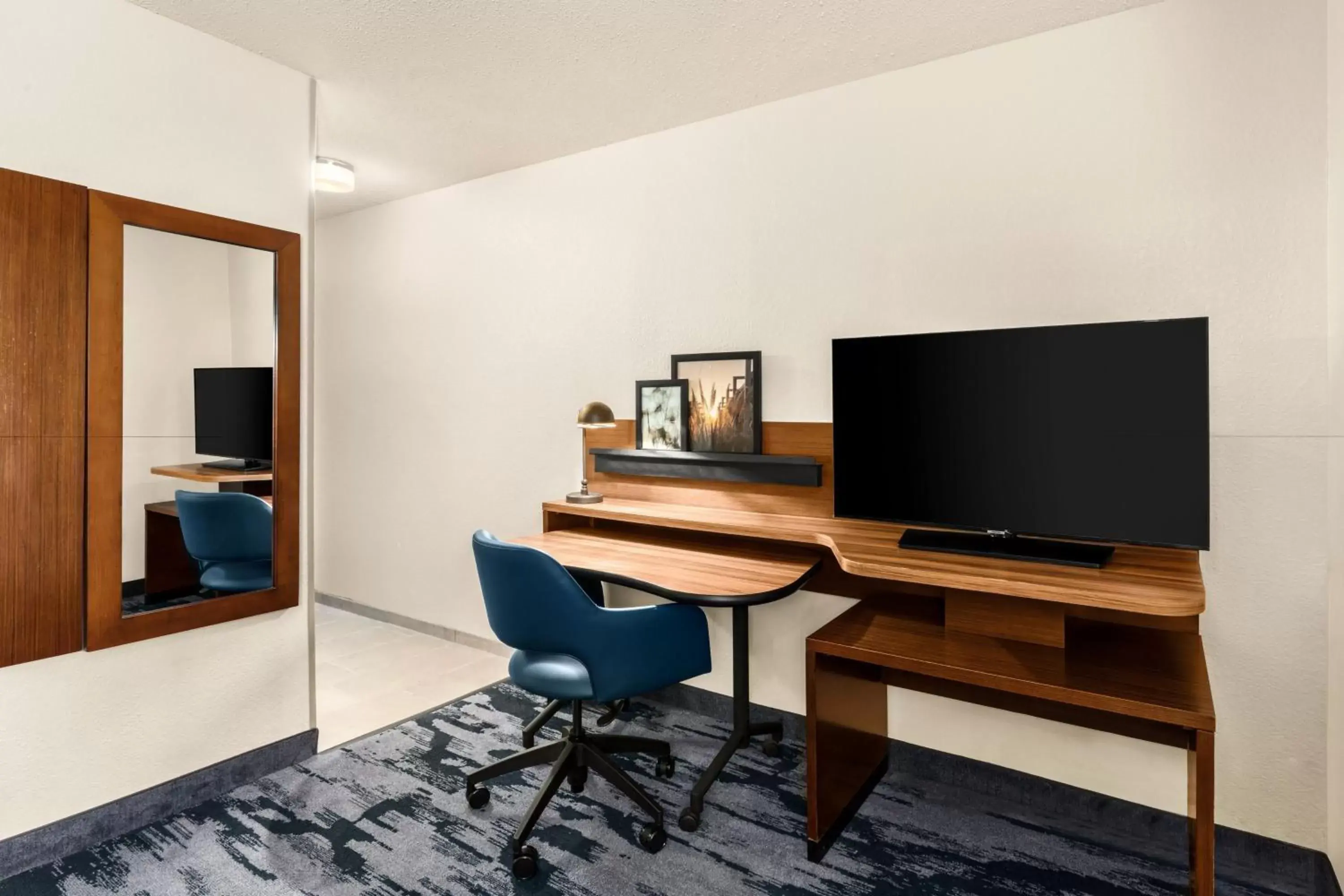Photo of the whole room, TV/Entertainment Center in Fairfield Inn & Suites by Marriott San Antonio Downtown/Market Square