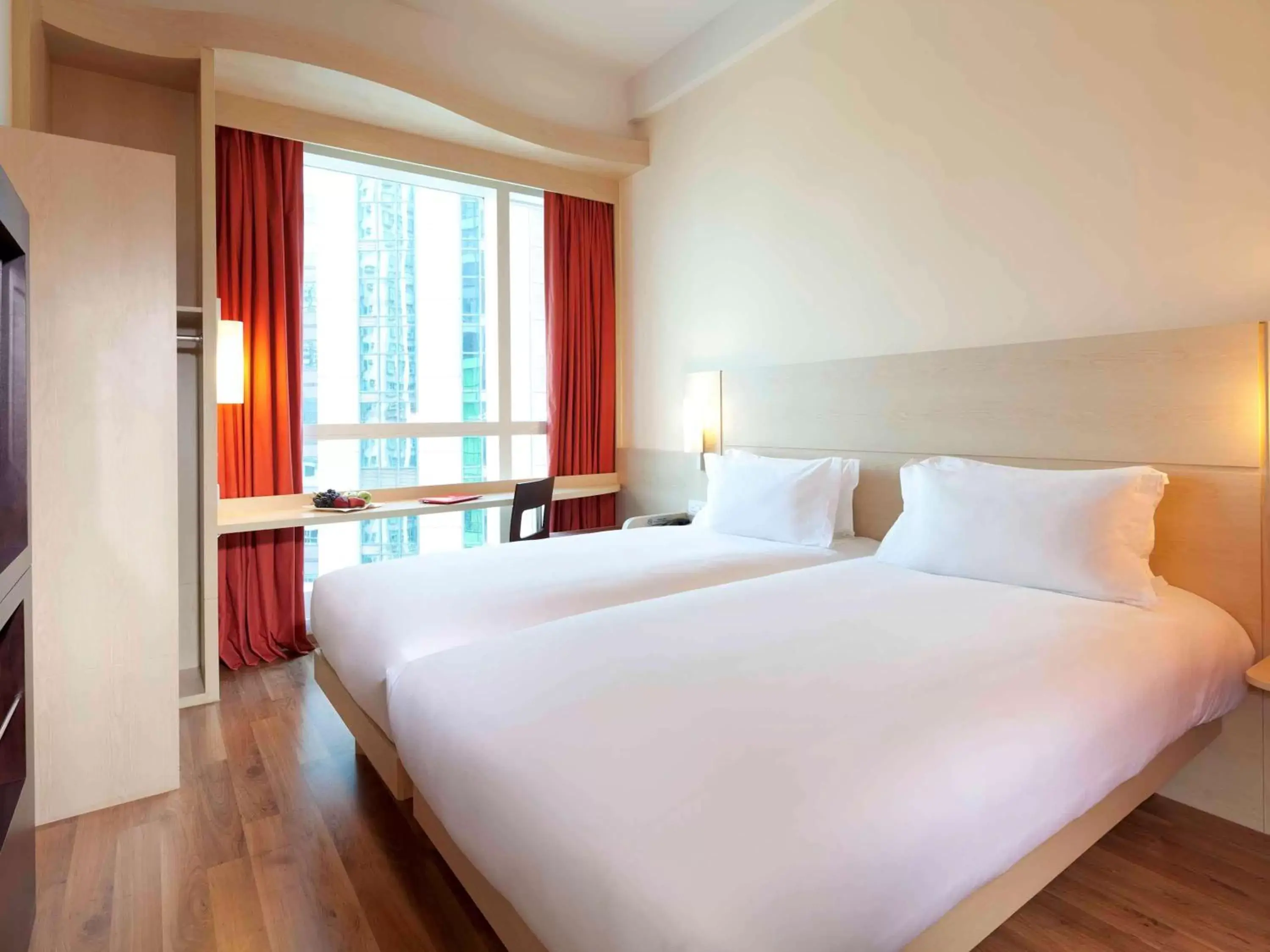 Photo of the whole room, Bed in Ibis Hong Kong Central & Sheung Wan