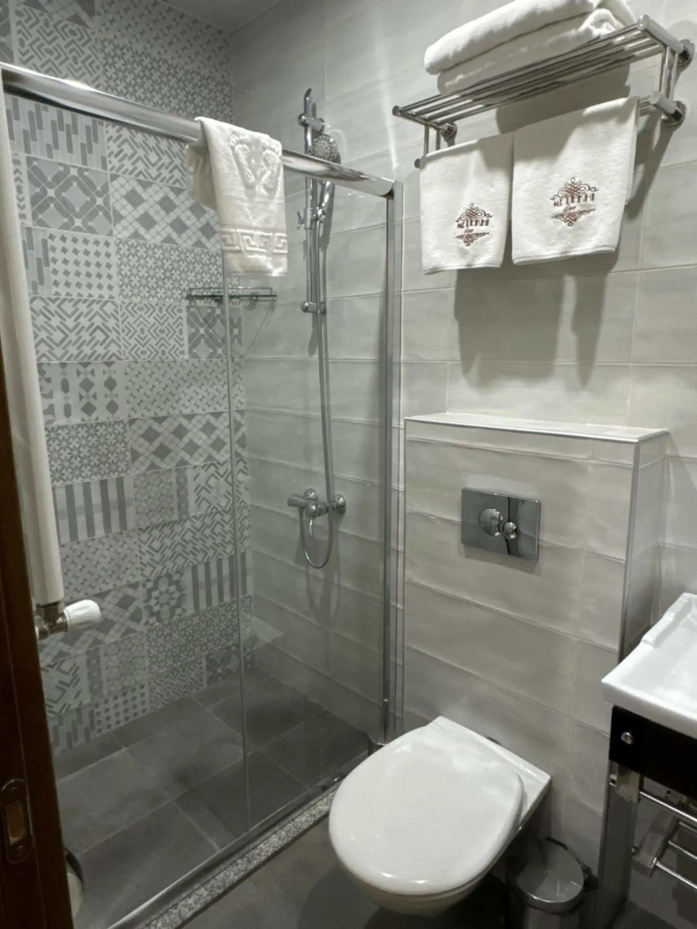 Shower, Bathroom in Hotel Metekhi Line