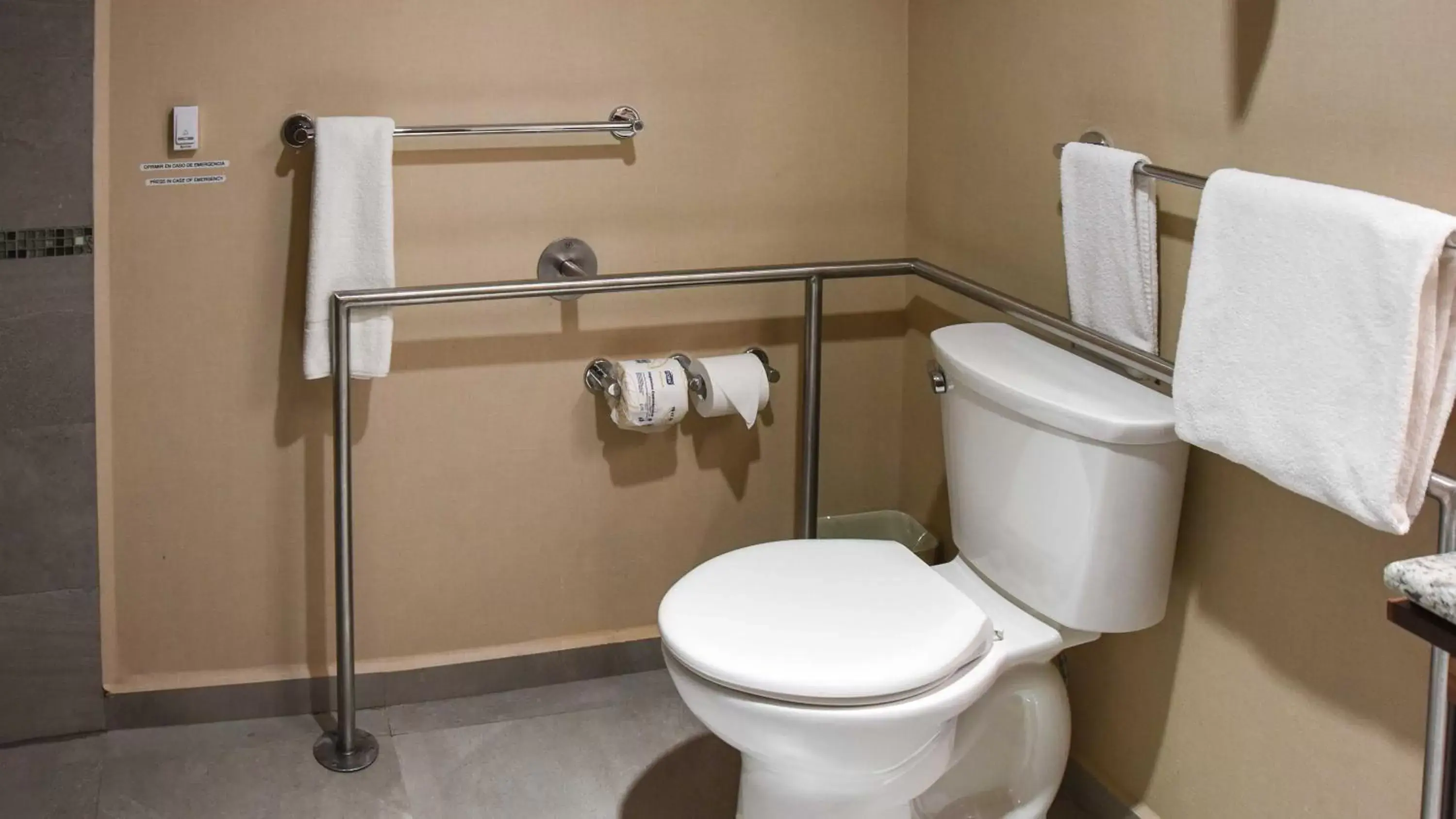 Toilet, Bathroom in Holiday Inn Express and Suites Celaya, an IHG Hotel