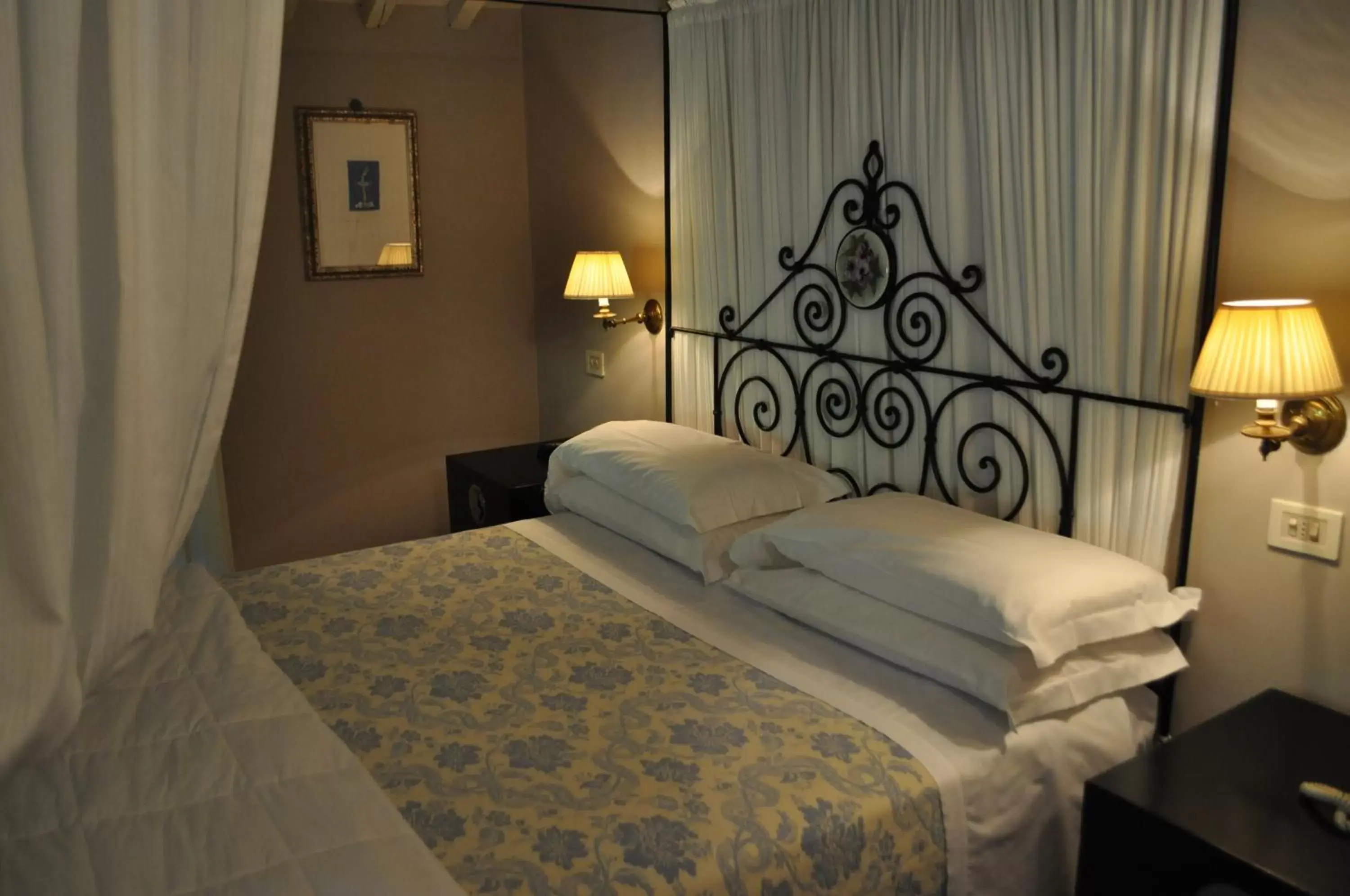 Decorative detail, Bed in Villa Le Magnolie