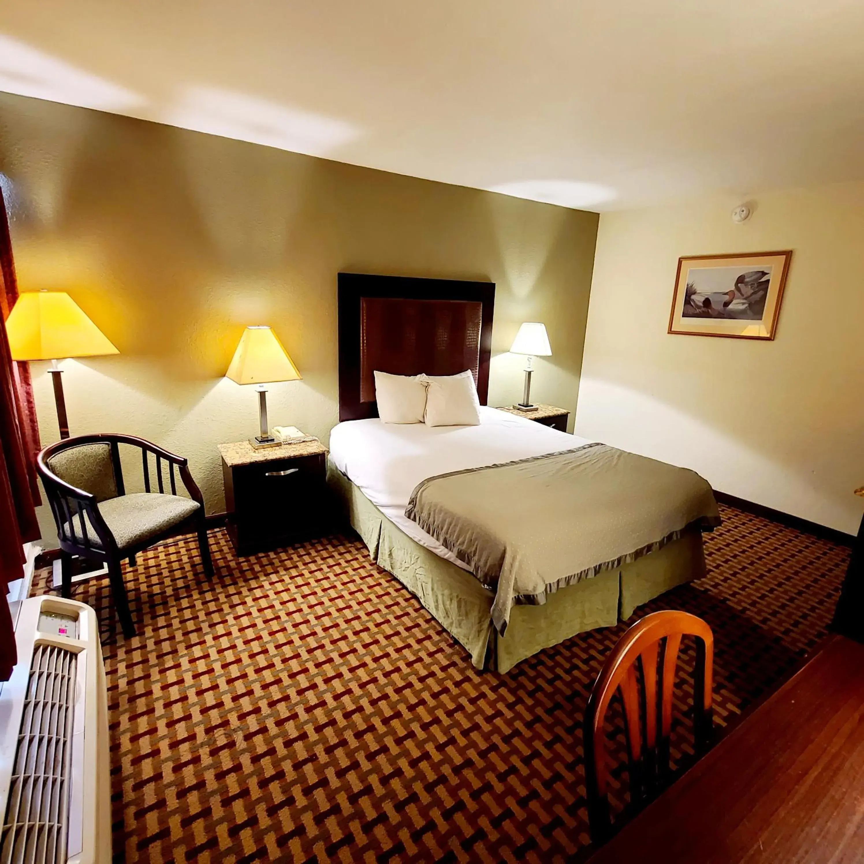 Queen Room - Disability Access in Town Inn Queen Room - Disability Access in Town Inn