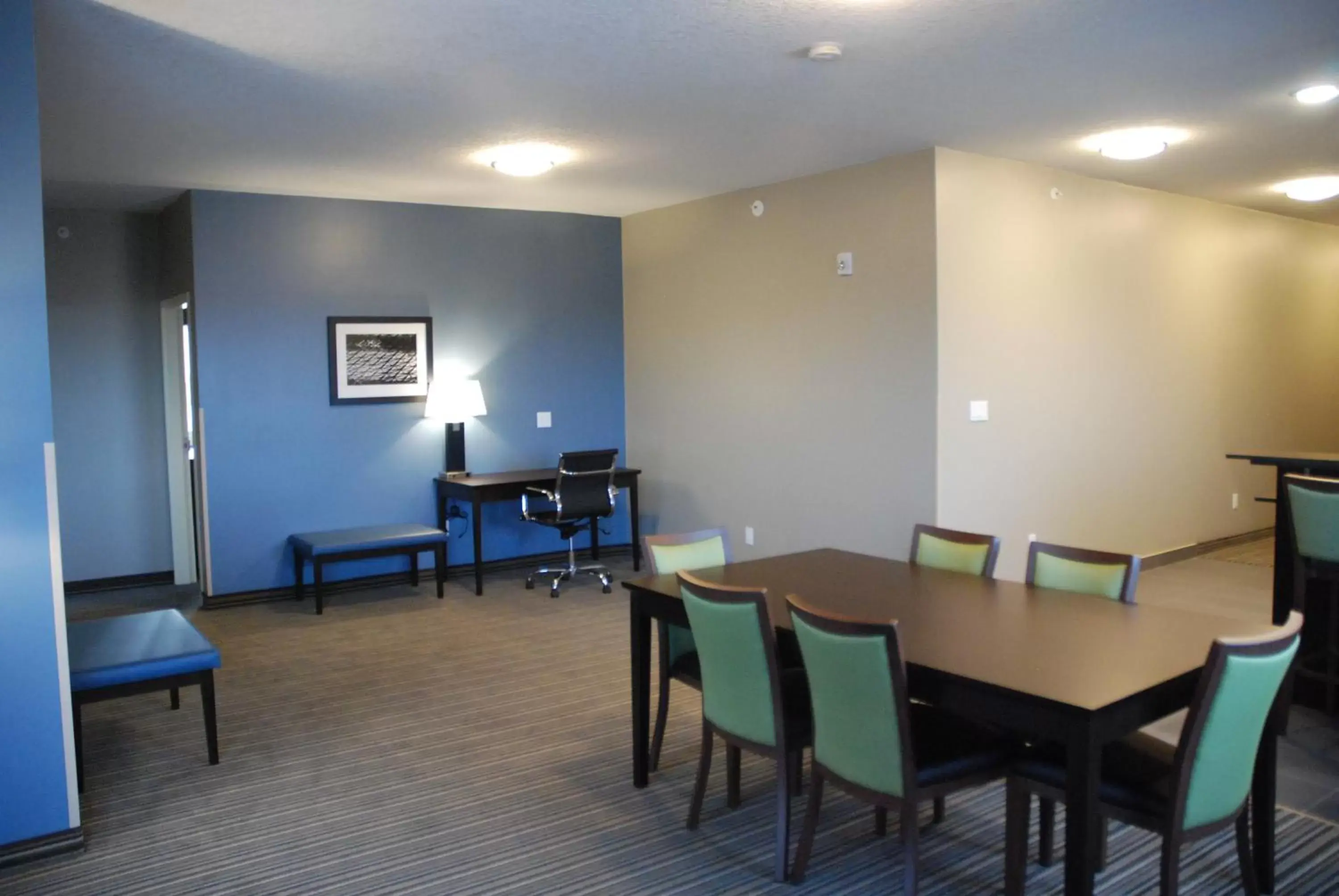 Dining area in Best Western PLUS Fort Saskatchewan Inn & Suites