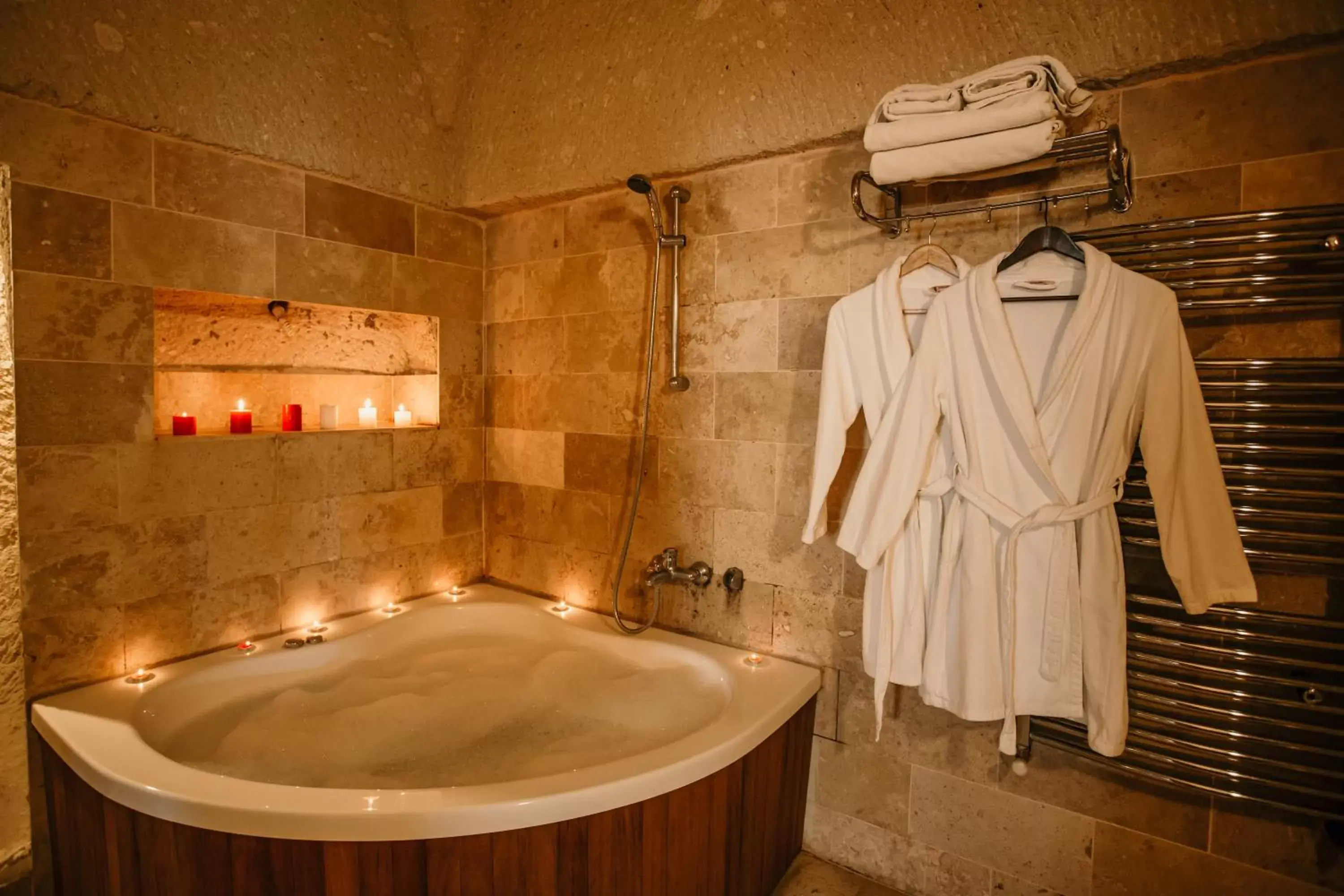 Hot Tub, Bathroom in Village Cave House Hotel