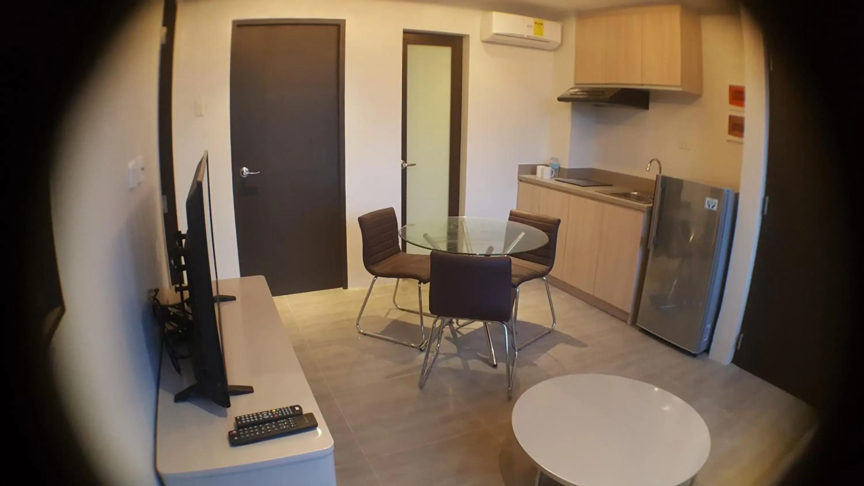 Kitchen or kitchenette, Dining Area in Mabolo Royal Hotel