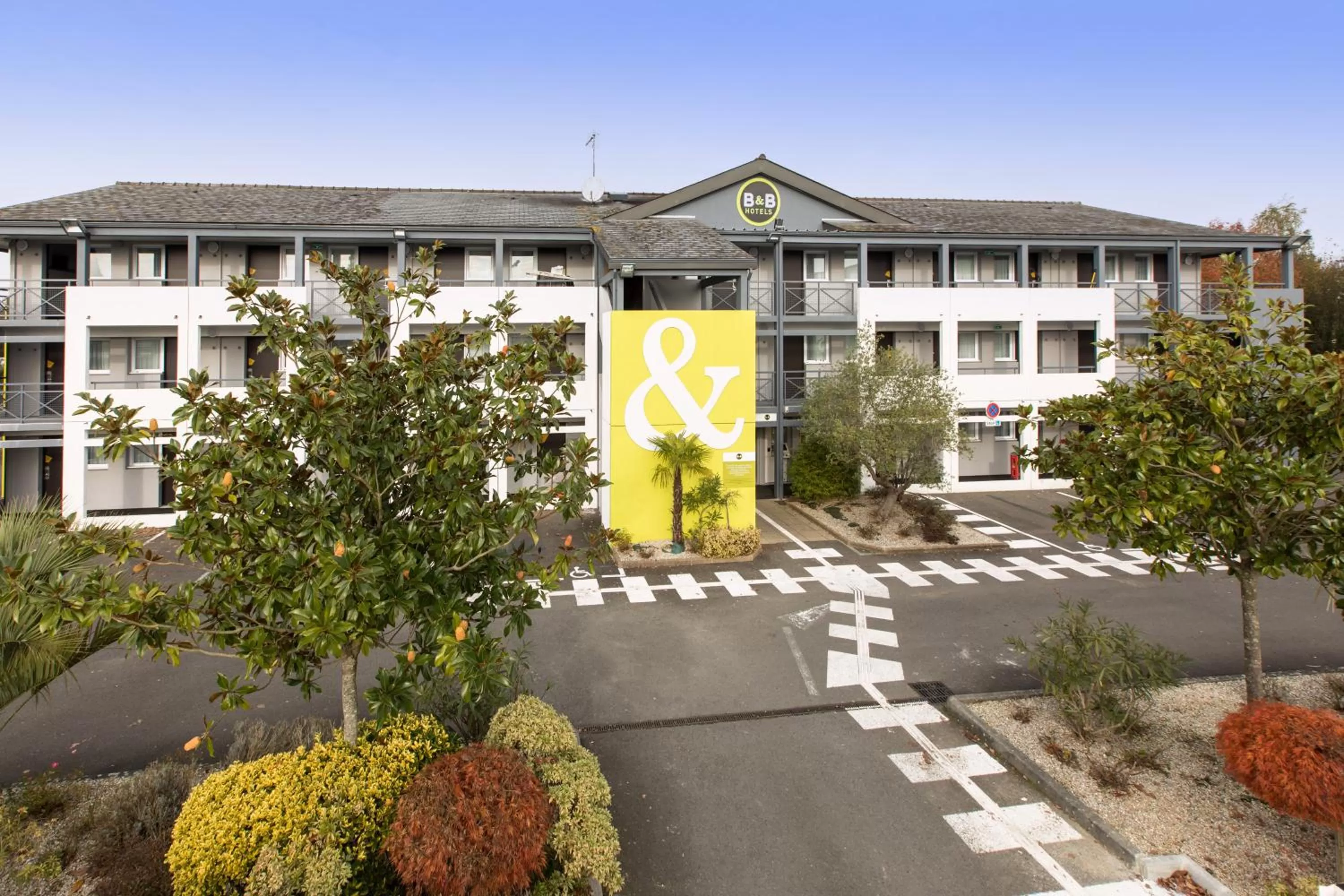 Facade/entrance in B&B HOTEL Rennes Nord St Grégoire