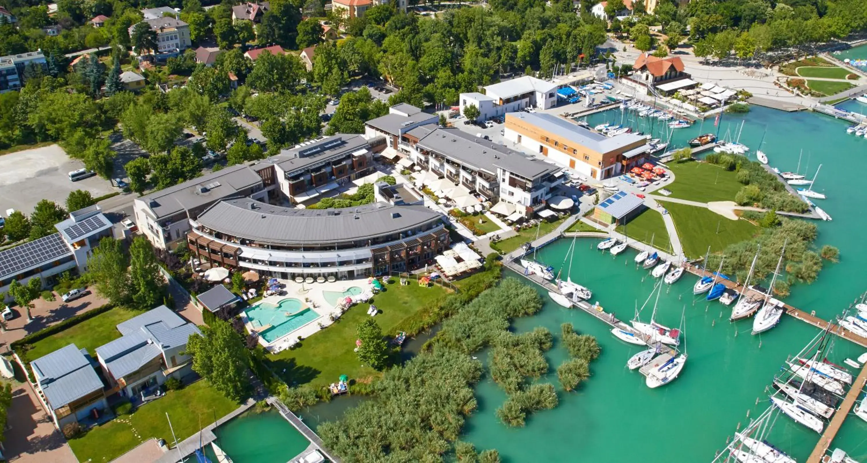 Bird's eye view, Bird's-eye View in Hotel Golden Lake Resort