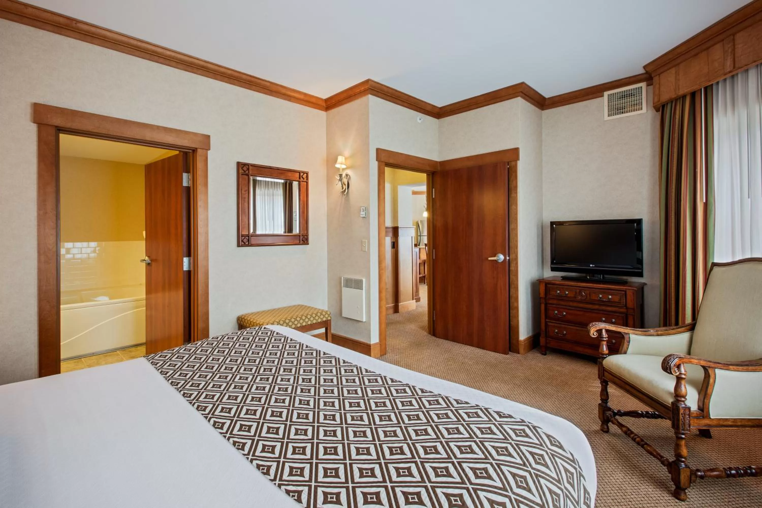 Bedroom, Bed in Crowne Plaza Lake Placid by IHG