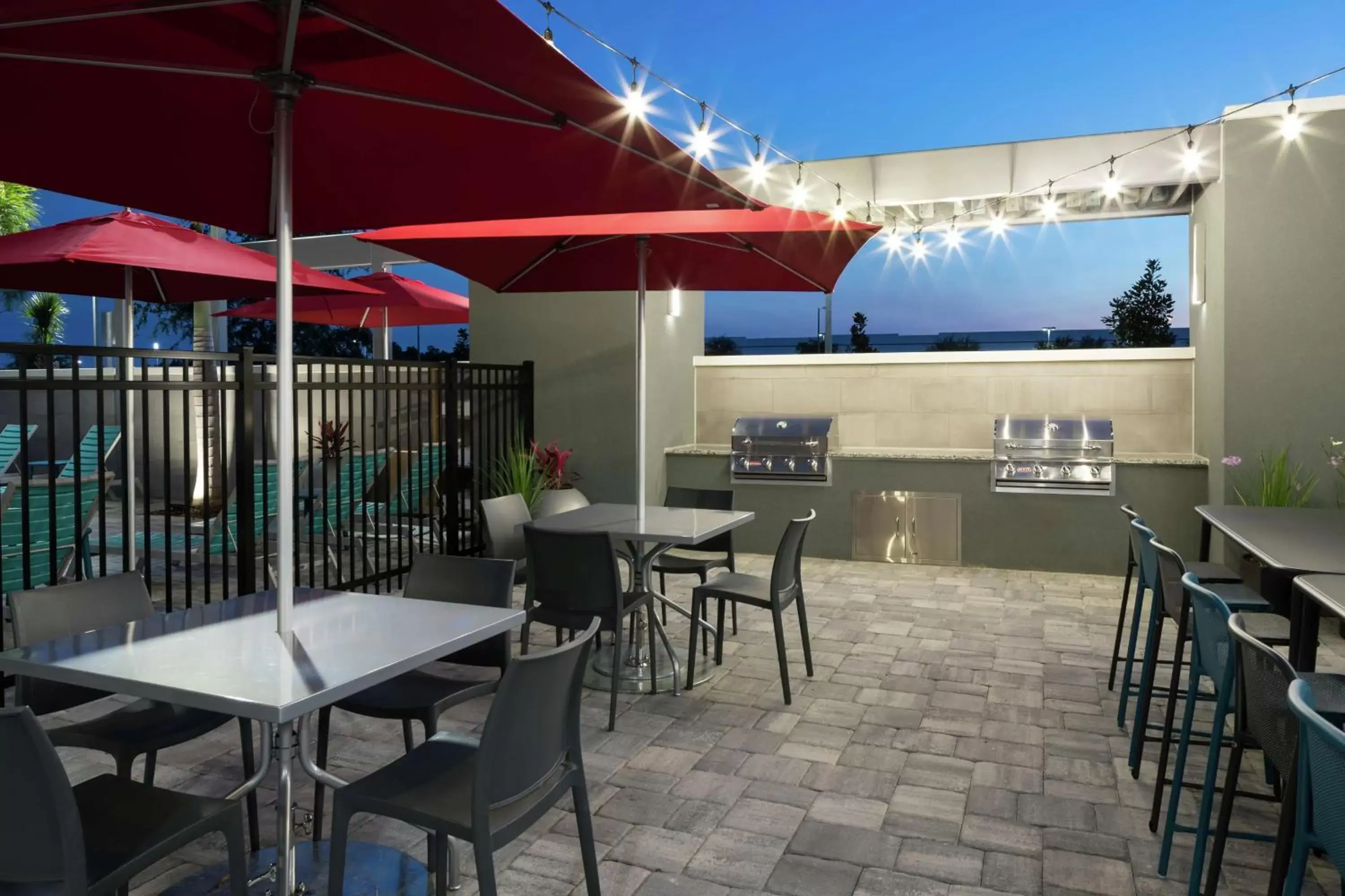 Patio, Restaurant/Places to Eat in Home2 Suites By Hilton Orlando Airport