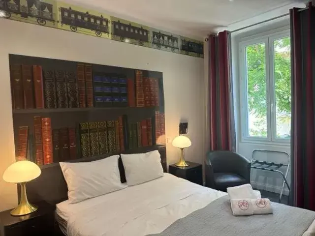 Bed in Hôtel Les Voyageurs