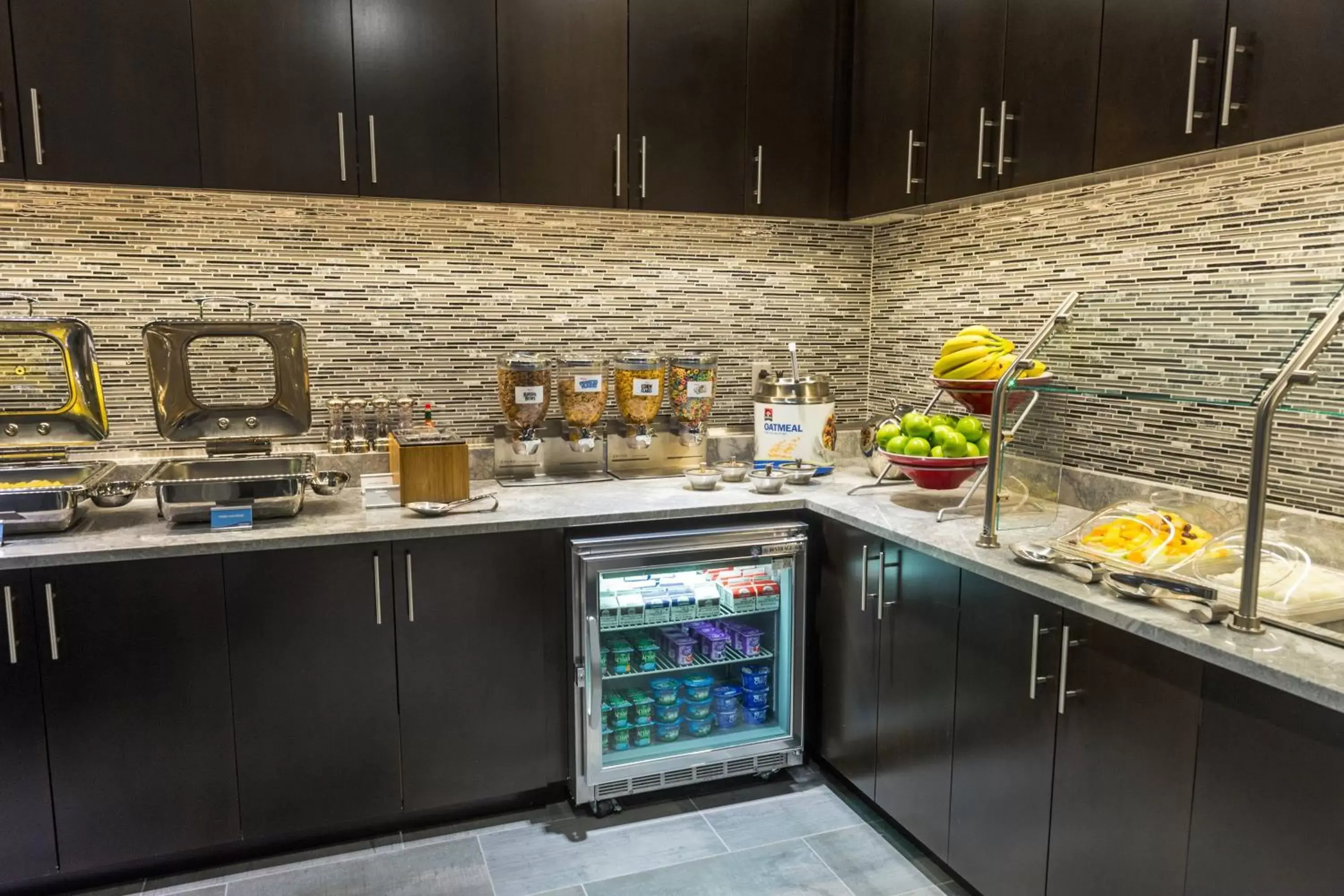 Breakfast, Kitchen/Kitchenette in Fairfield Inn & Suites by Marriott Boston Cambridge