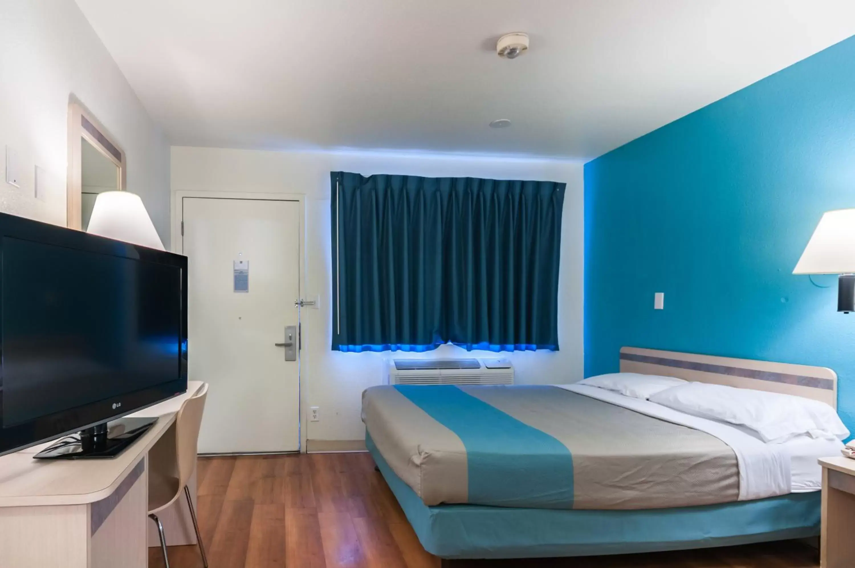 Bedroom, TV/Entertainment Center in Motel 6-Green River, UT