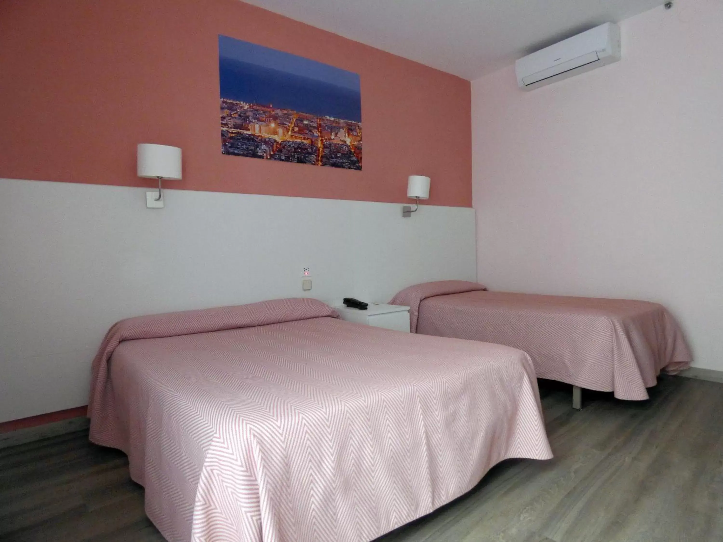 Photo of the whole room, Bed in Cuatro Naciones