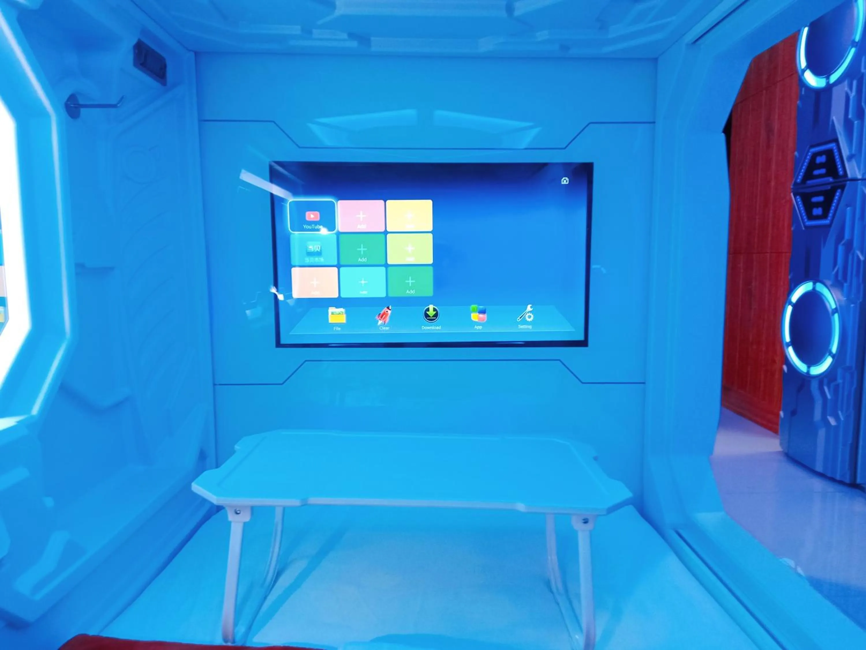 Communal lounge/ TV room in 8Hostel