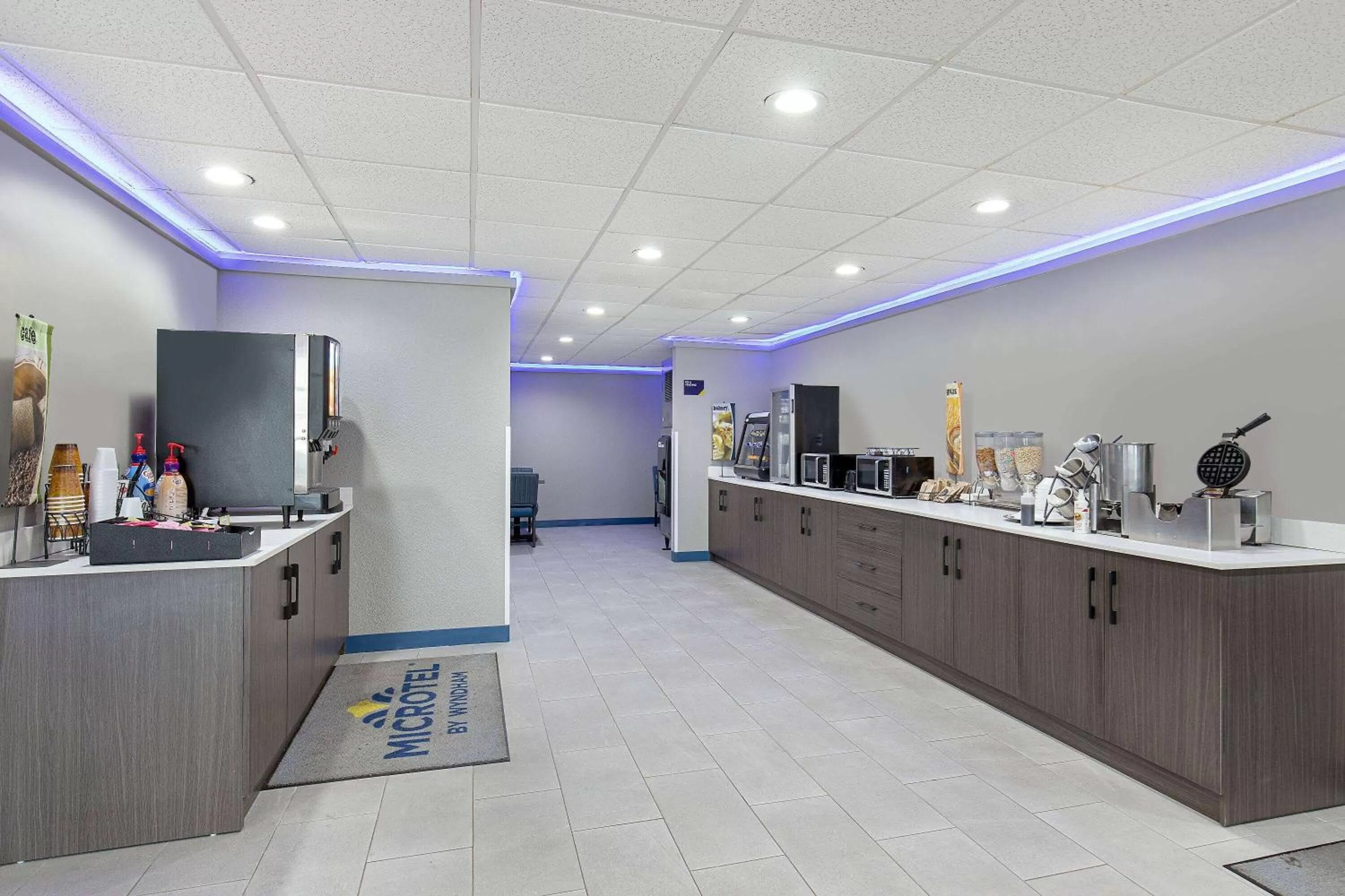 Breakfast, Kitchen/Kitchenette in Microtel Inn & Suites by Wyndham Manchester - Newly Renovated