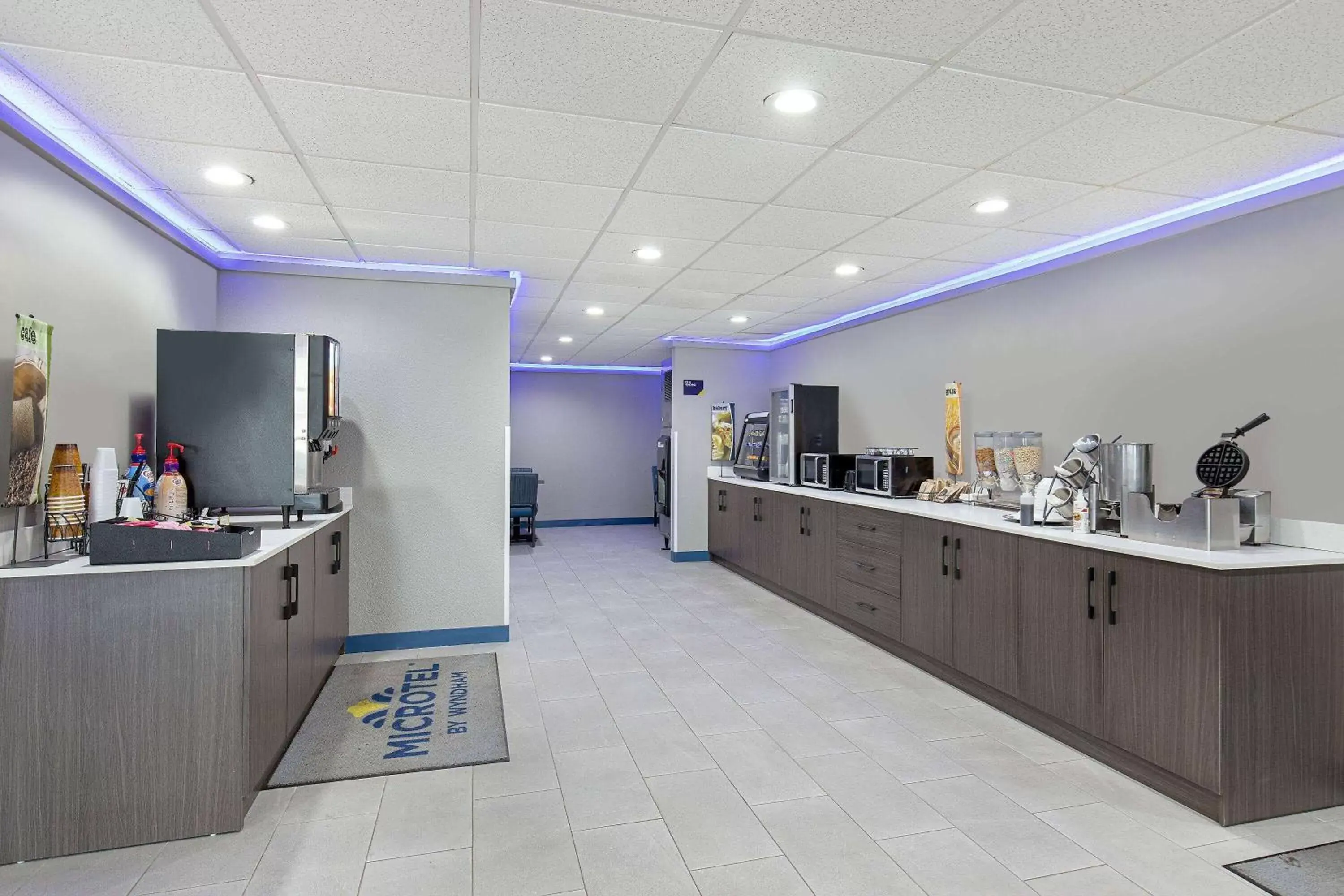 Breakfast, Kitchen/Kitchenette in Microtel Inn & Suites by Wyndham Manchester - Newly Renovated Breakfast, Kitchen/Kitchenette in Microtel Inn & Suites by Wyndham Manchester - Newly Renovated