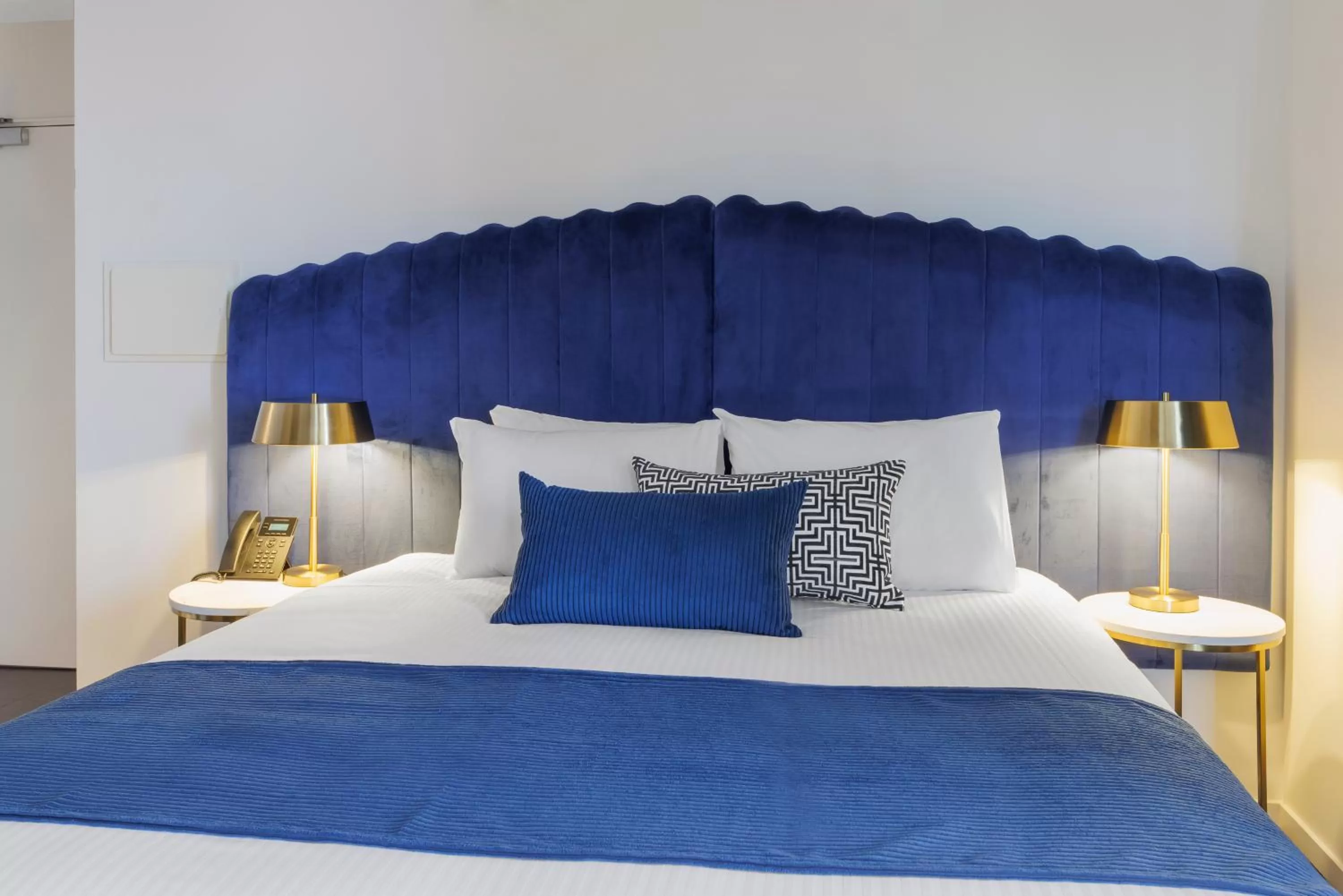 Bed in Mercure Melbourne St Kilda Road