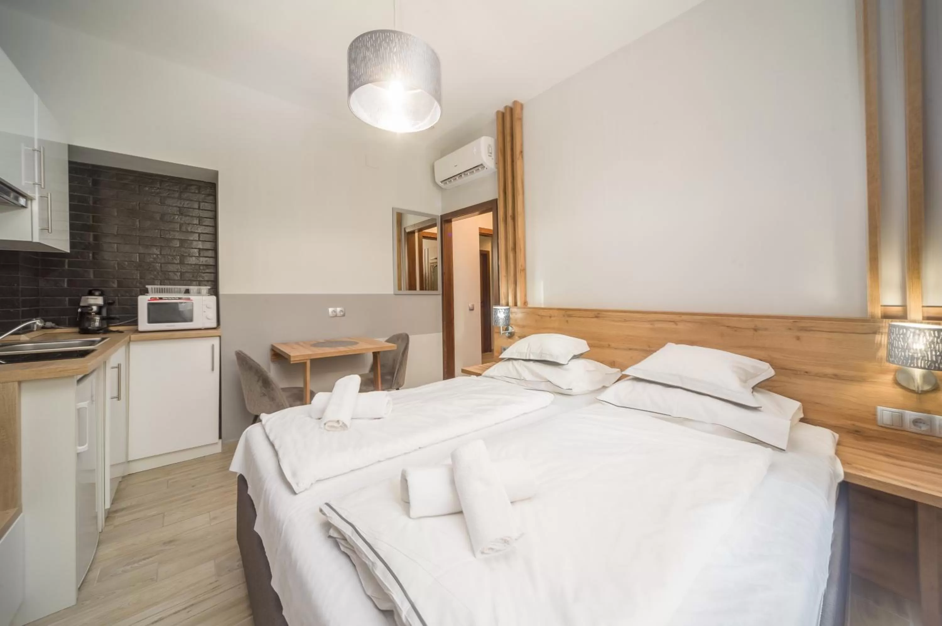 Kitchen or kitchenette, Bed in Park Hotel Ambrózia