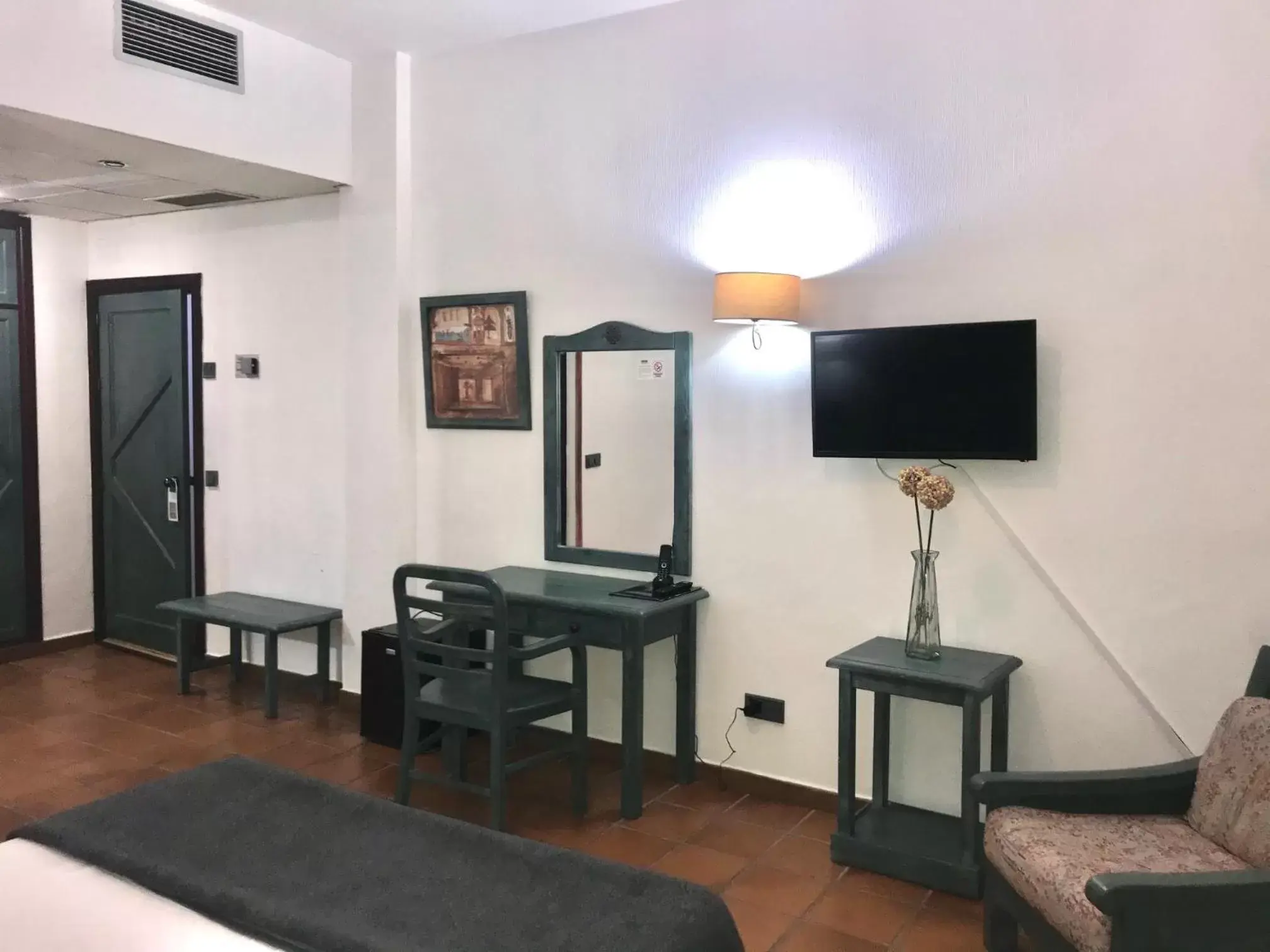 Seating area, TV/Entertainment Center in Hotel Almagro