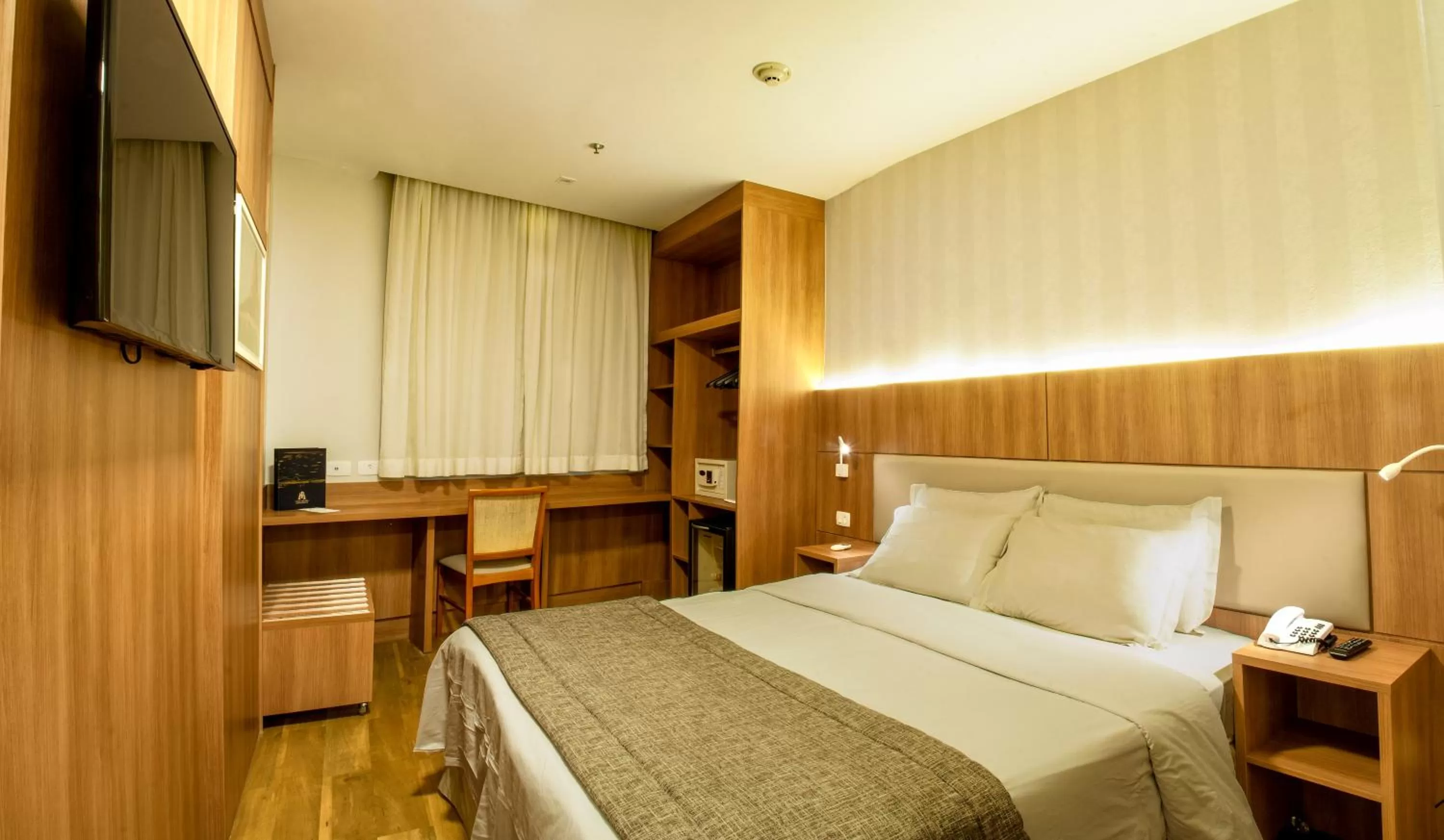 Photo of the whole room, Bed in Hotel Astoria Copacabana