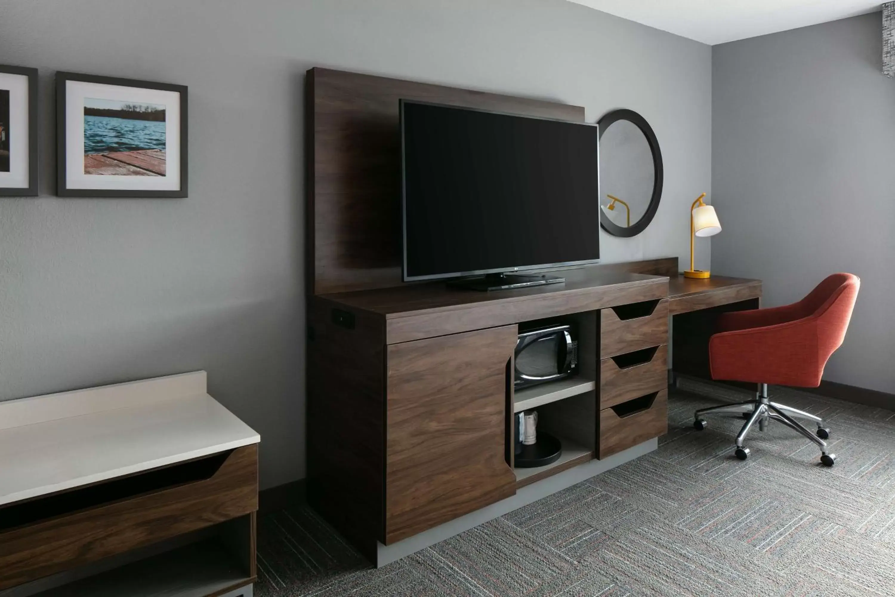 Bedroom, TV/Entertainment Center in Hampton Inn & Suites West Bend