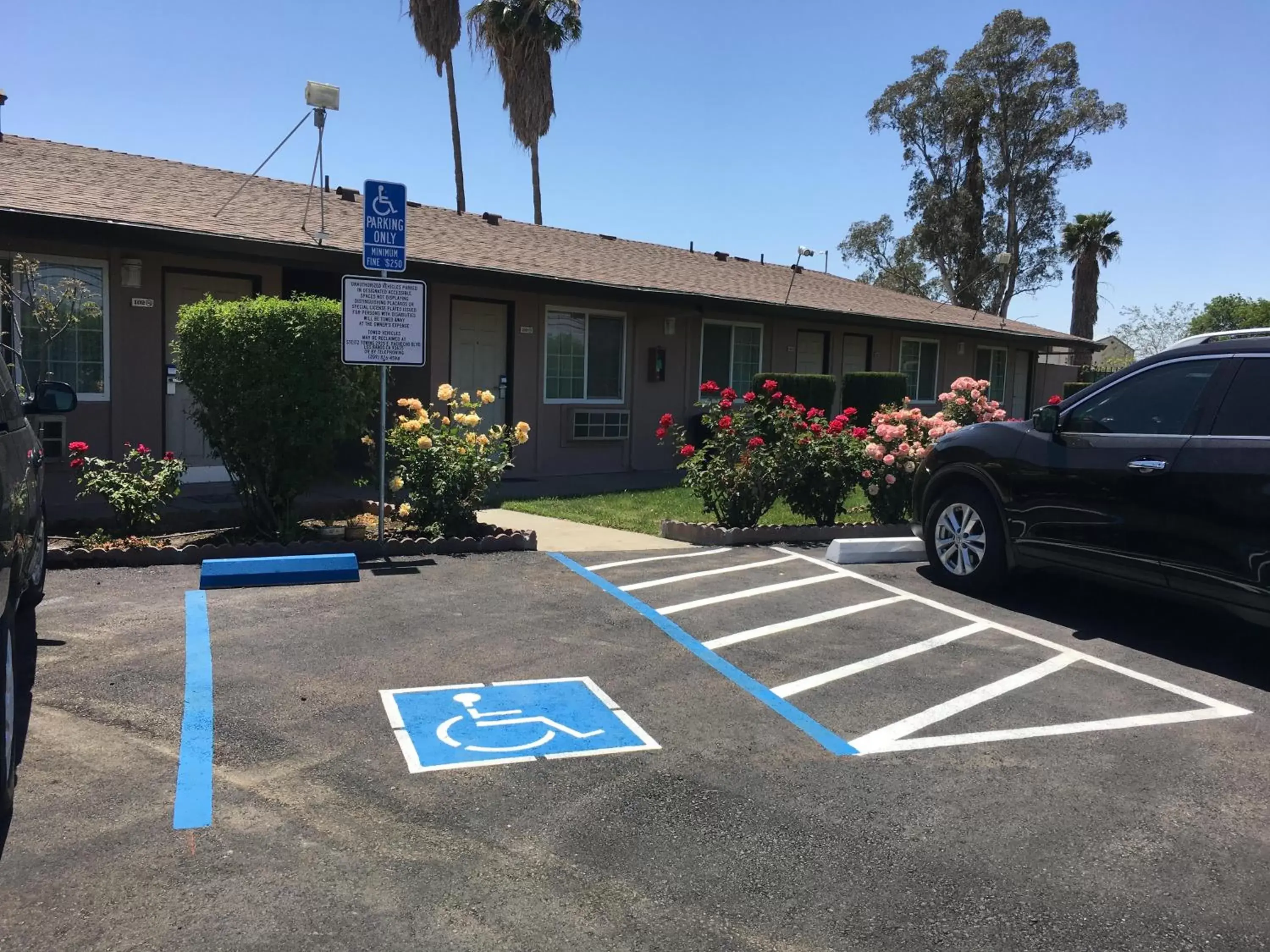 Property Building in Maple Inn and Suites Los Banos