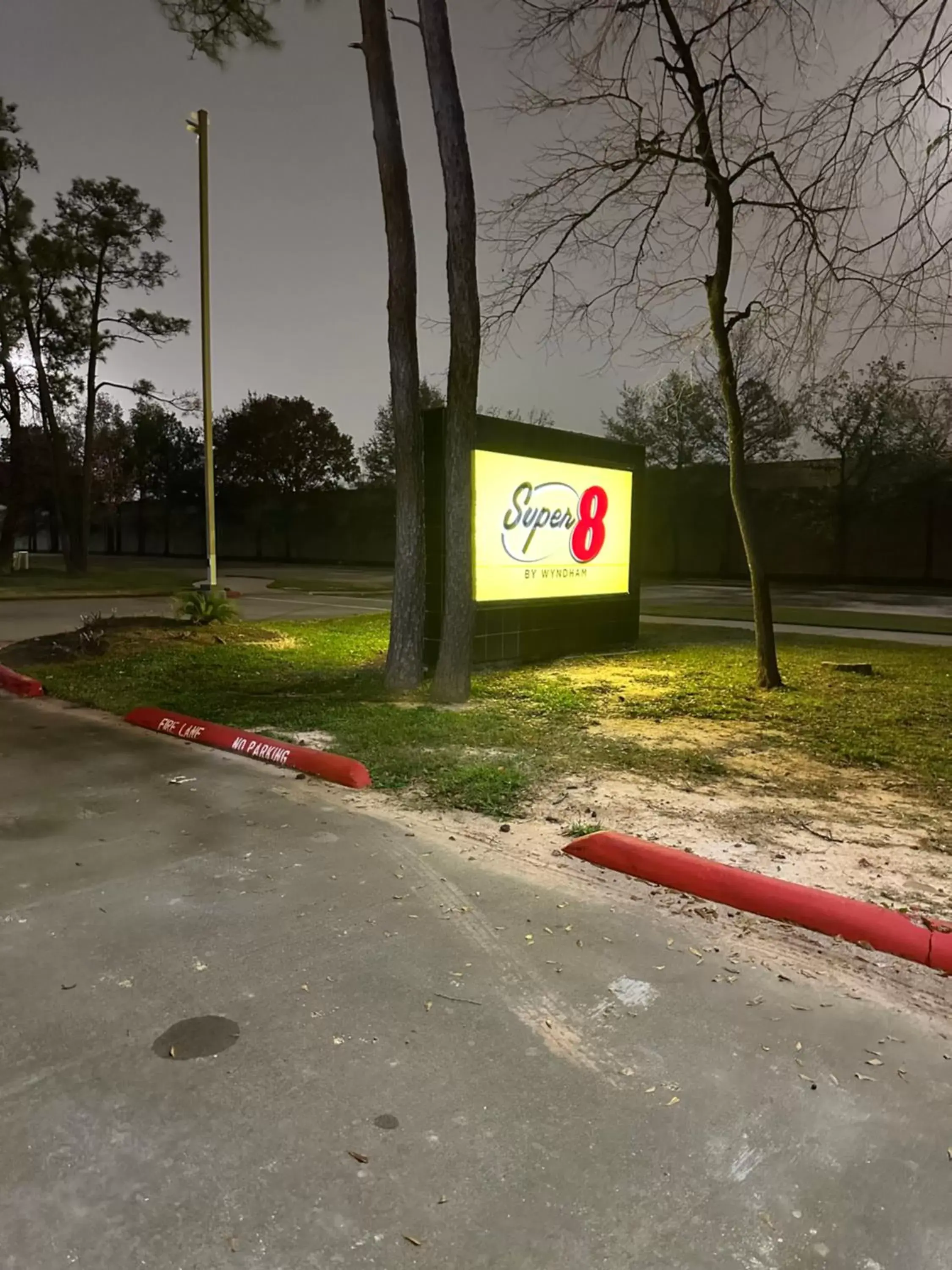 Property building in Super 8 by Wyndham The Woodlands North Property building in Super 8 by Wyndham The Woodlands North