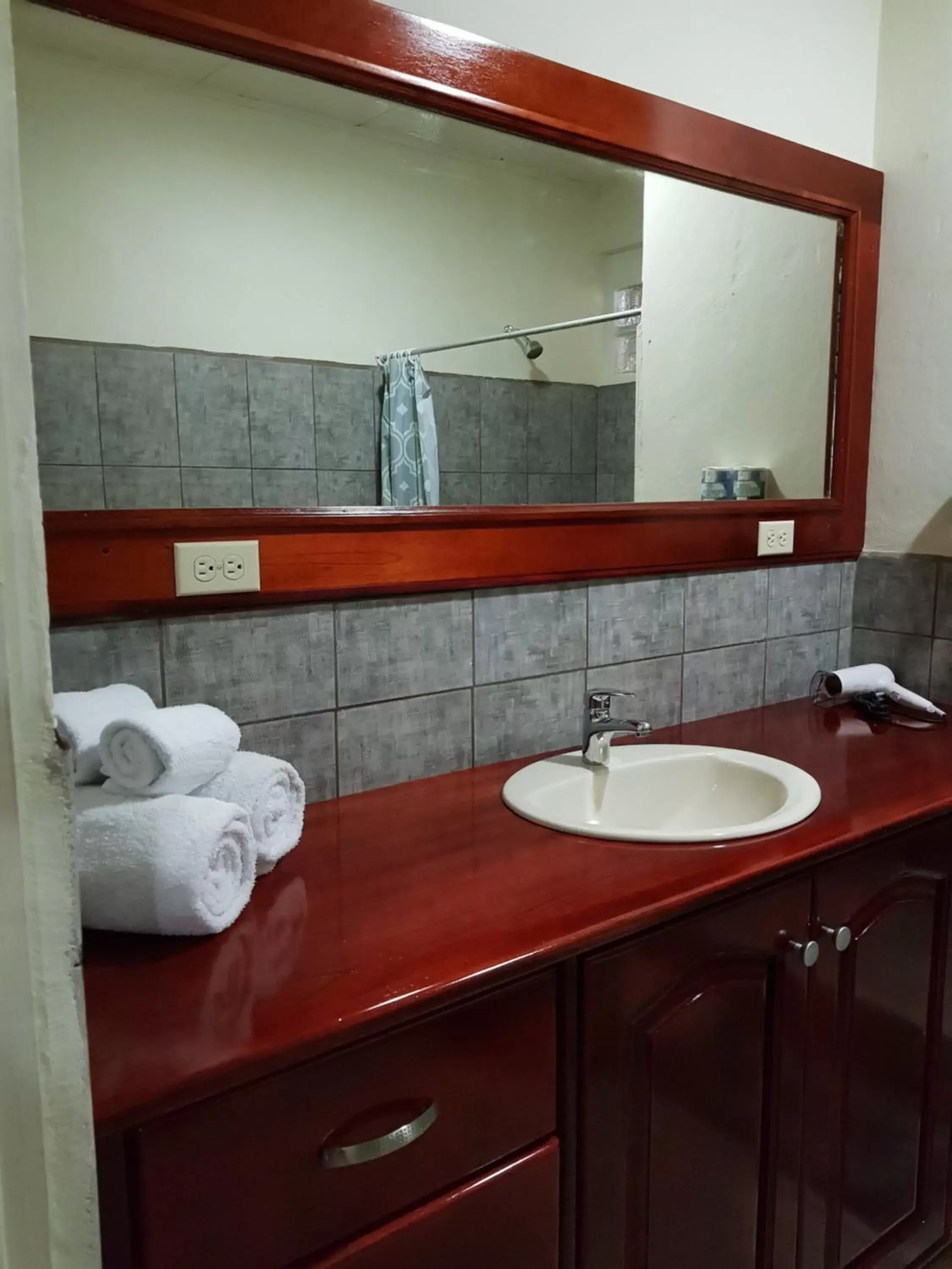 Shower, Bathroom in Banana Bay Marina