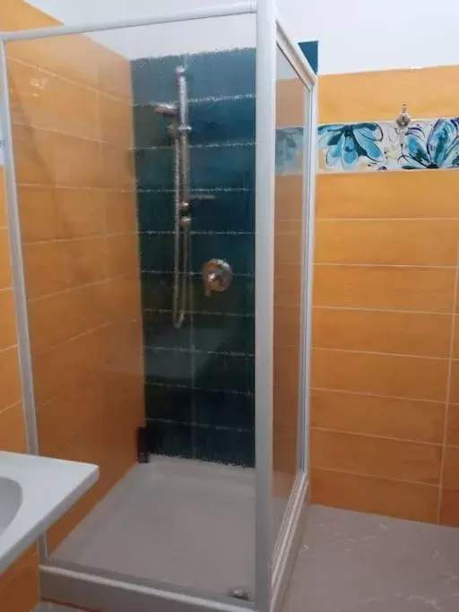 Shower, Bathroom in A Casa di Gi