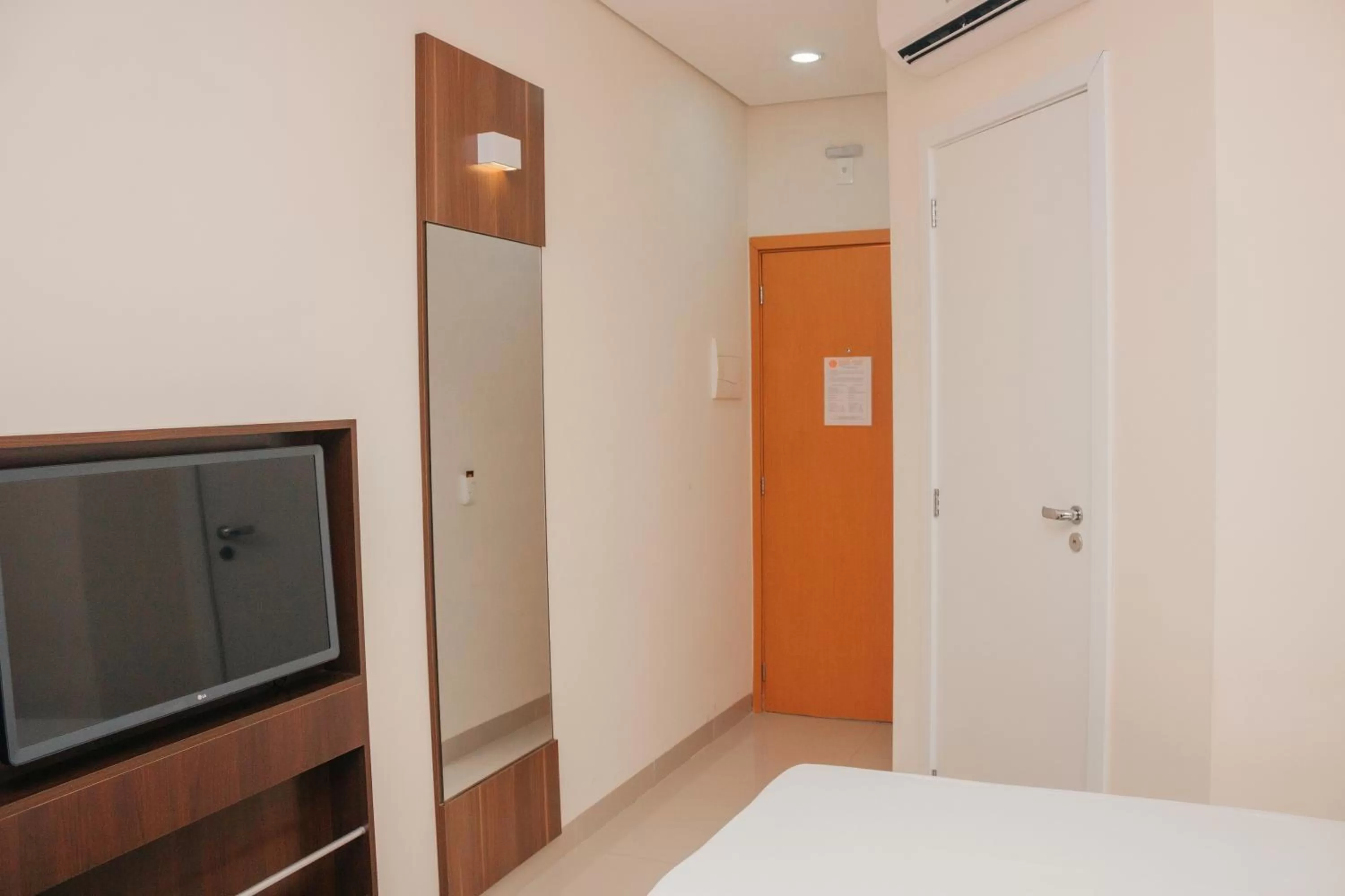 TV and multimedia in Hotel e Pousada Bem Bom - Itu