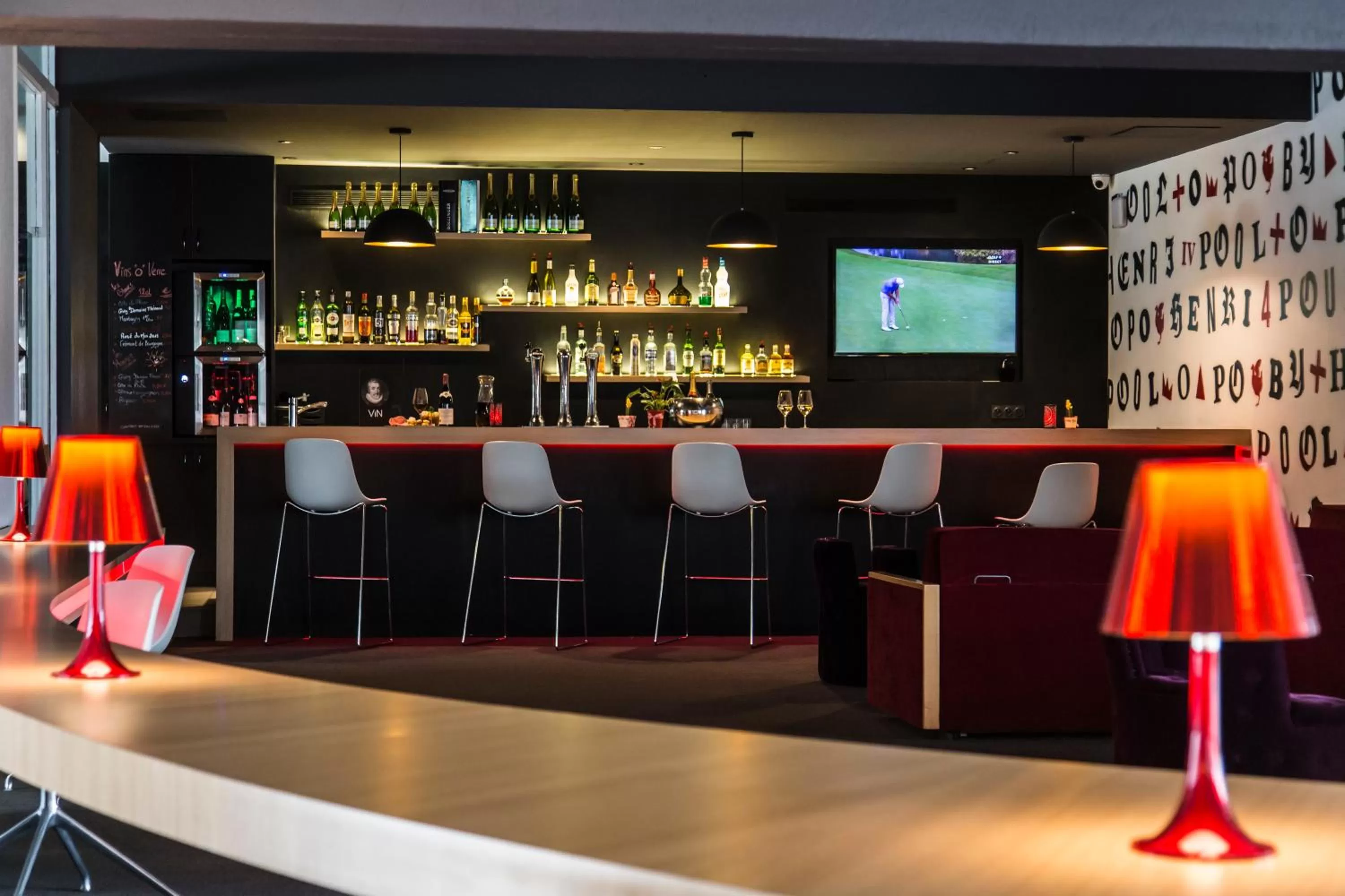 Lounge or bar in Kyriad Montchanin le Creusot