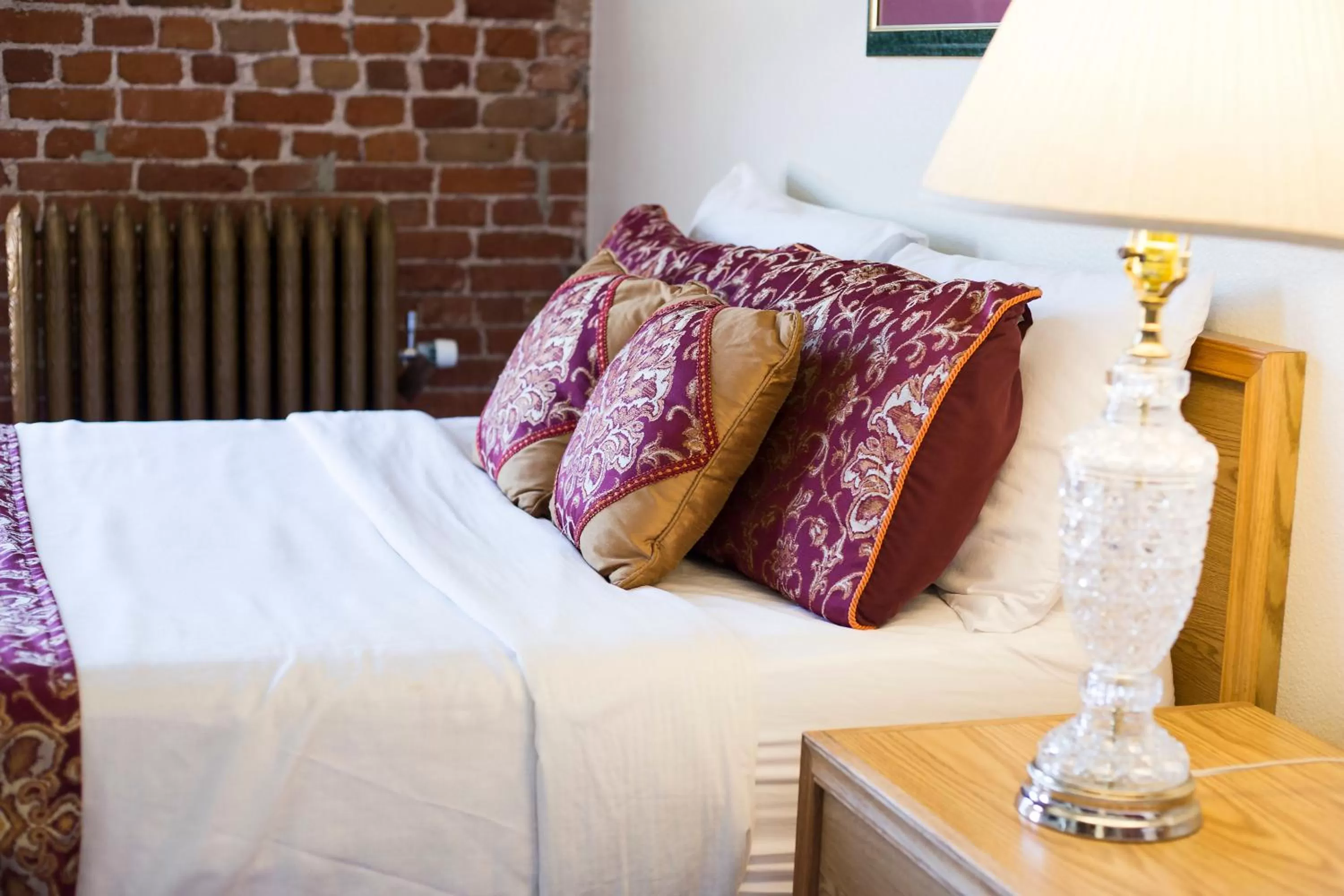 Bed in The Victor Hotel