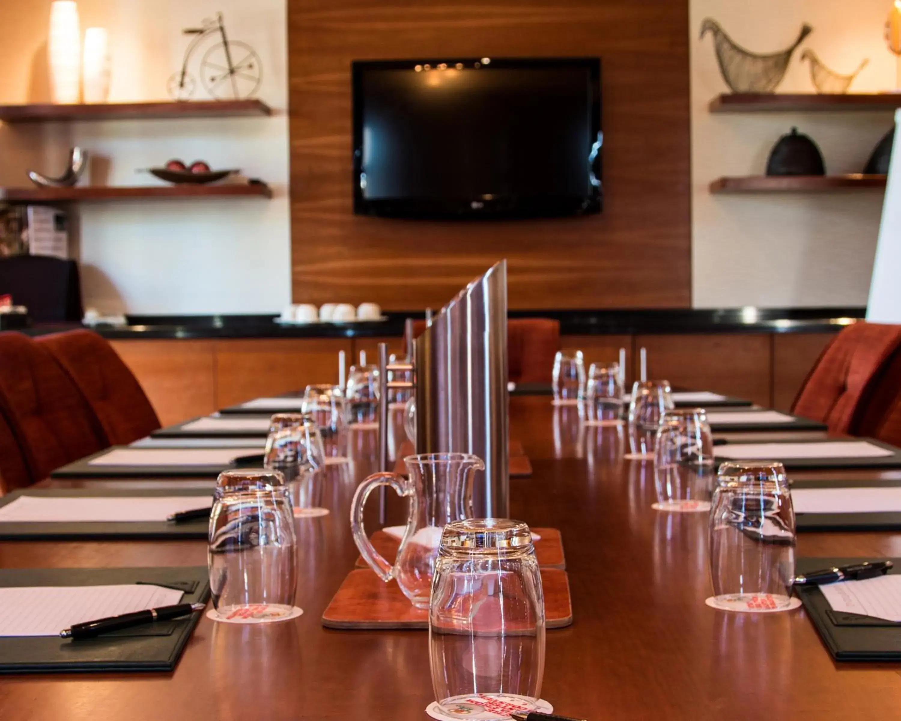 Meeting/conference room, TV/Entertainment Center in City Lodge Hotel Sandton, Katherine Street