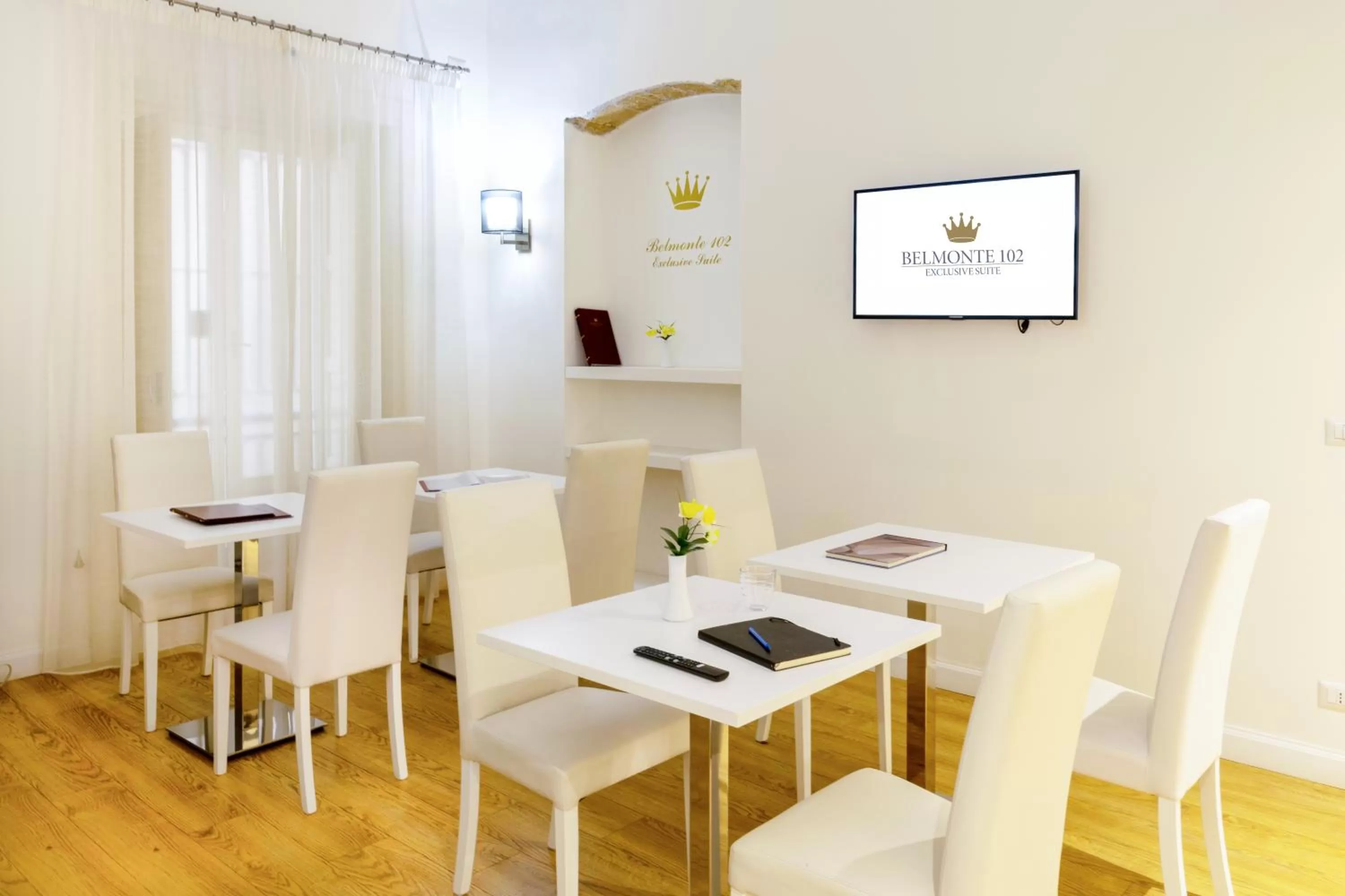 Communal lounge/ TV room in Belmonte102 Esclusive Suites