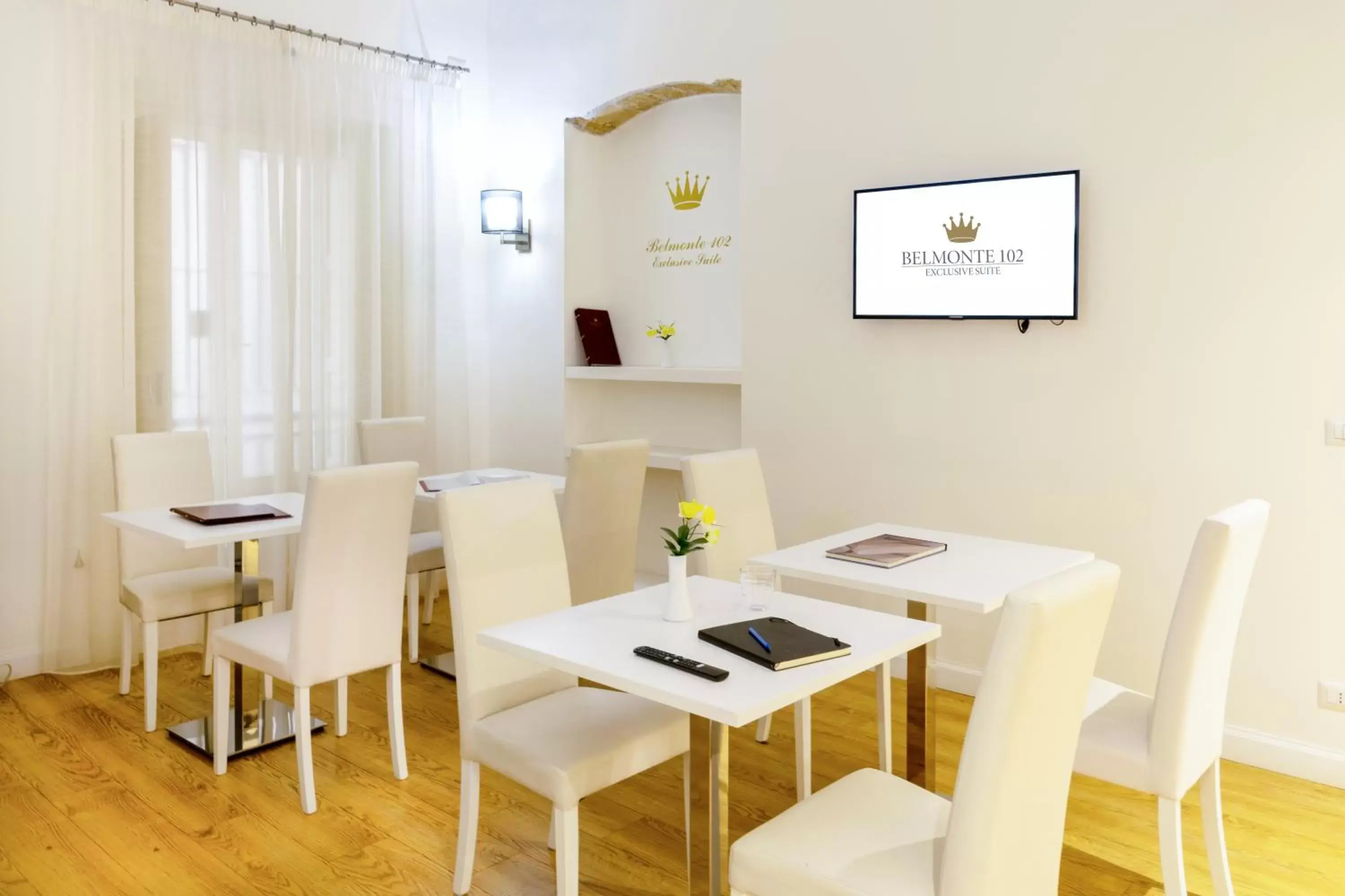 Communal lounge/ TV room, Dining Area in Belmonte102 Esclusive Suites