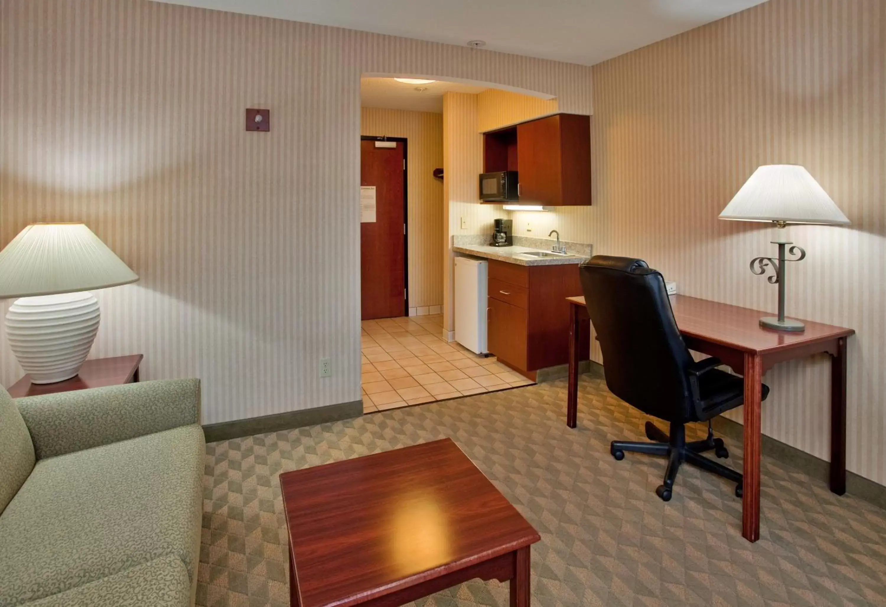 Photo of the whole room, Kitchen/Kitchenette in Holiday Inn Express & Suites Lansing-Leavenworth, an IHG Hotel