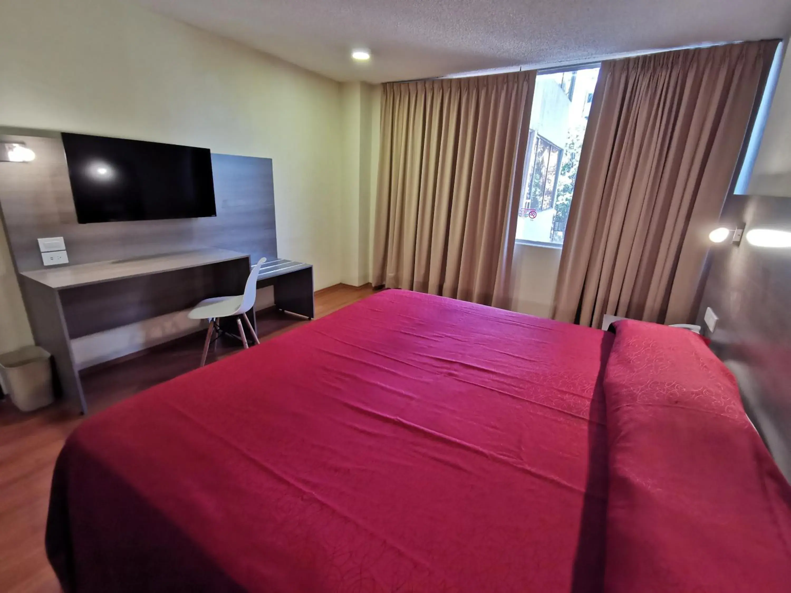 Photo of the whole room, Bed in Hotel Del Angel Reforma