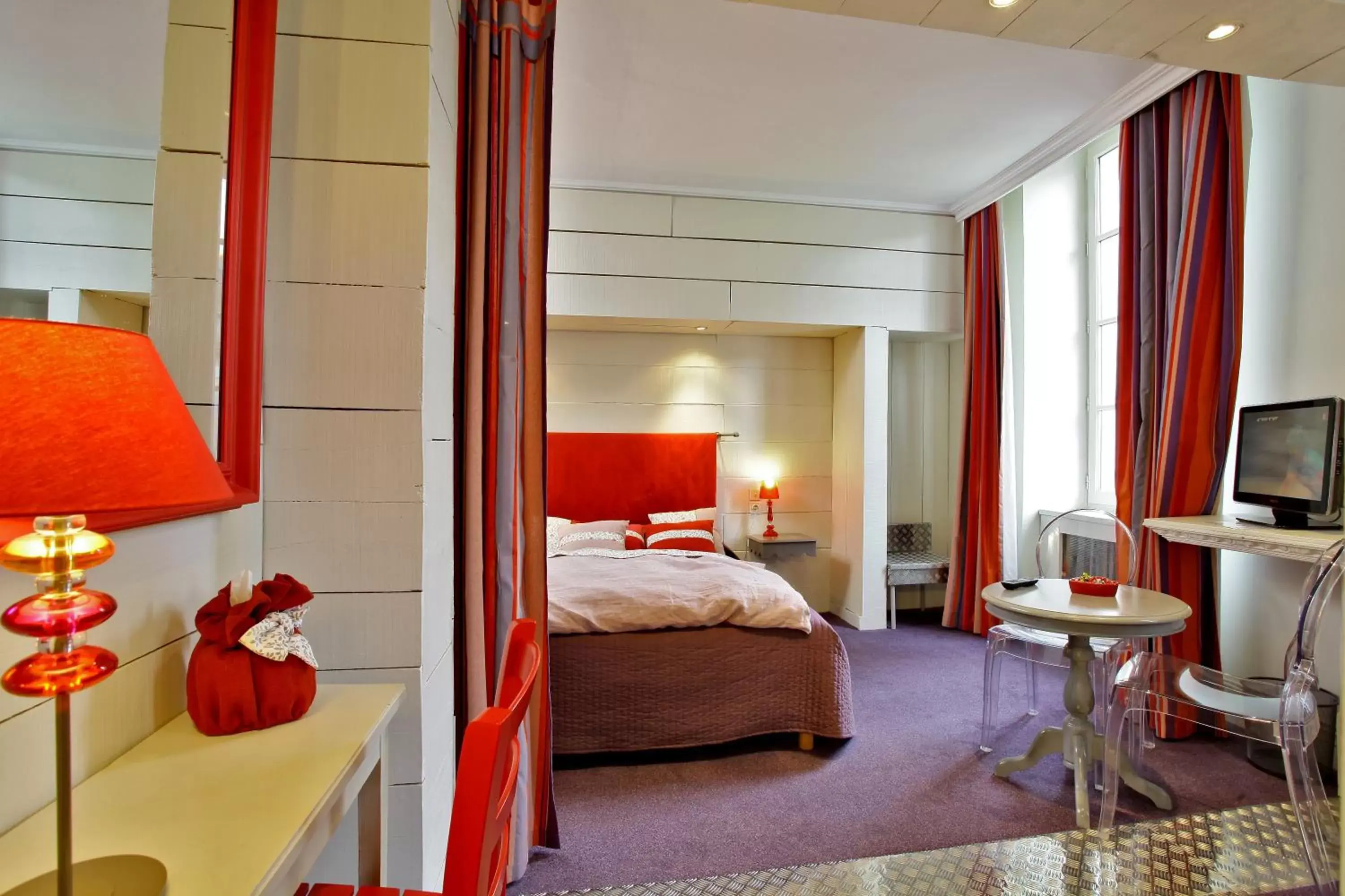 Photo of the whole room, Bed in Le Pavillon Saint-Martin