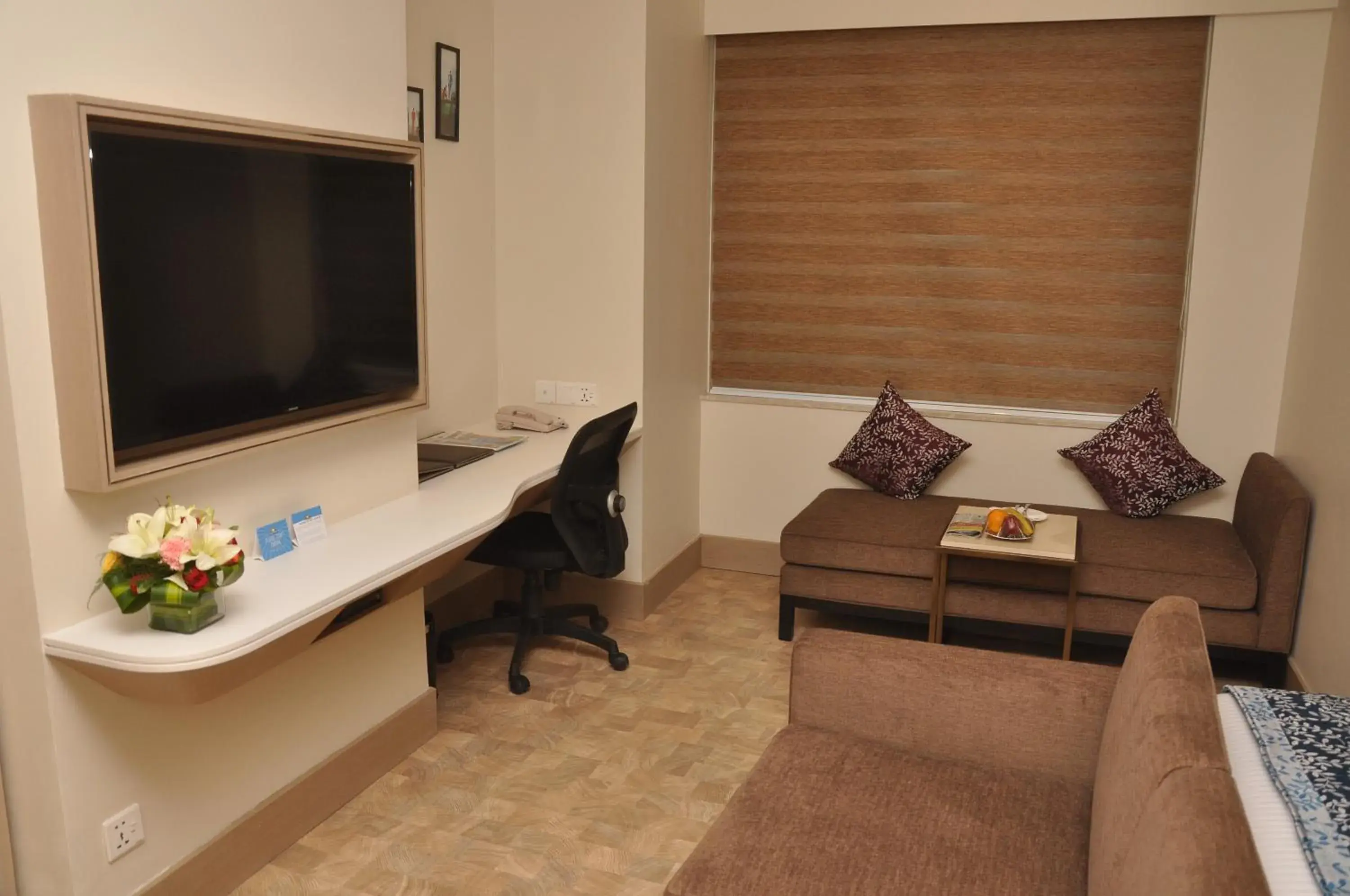 Living room, TV/Entertainment Center in Days Hotel Jaipur Tonk Road