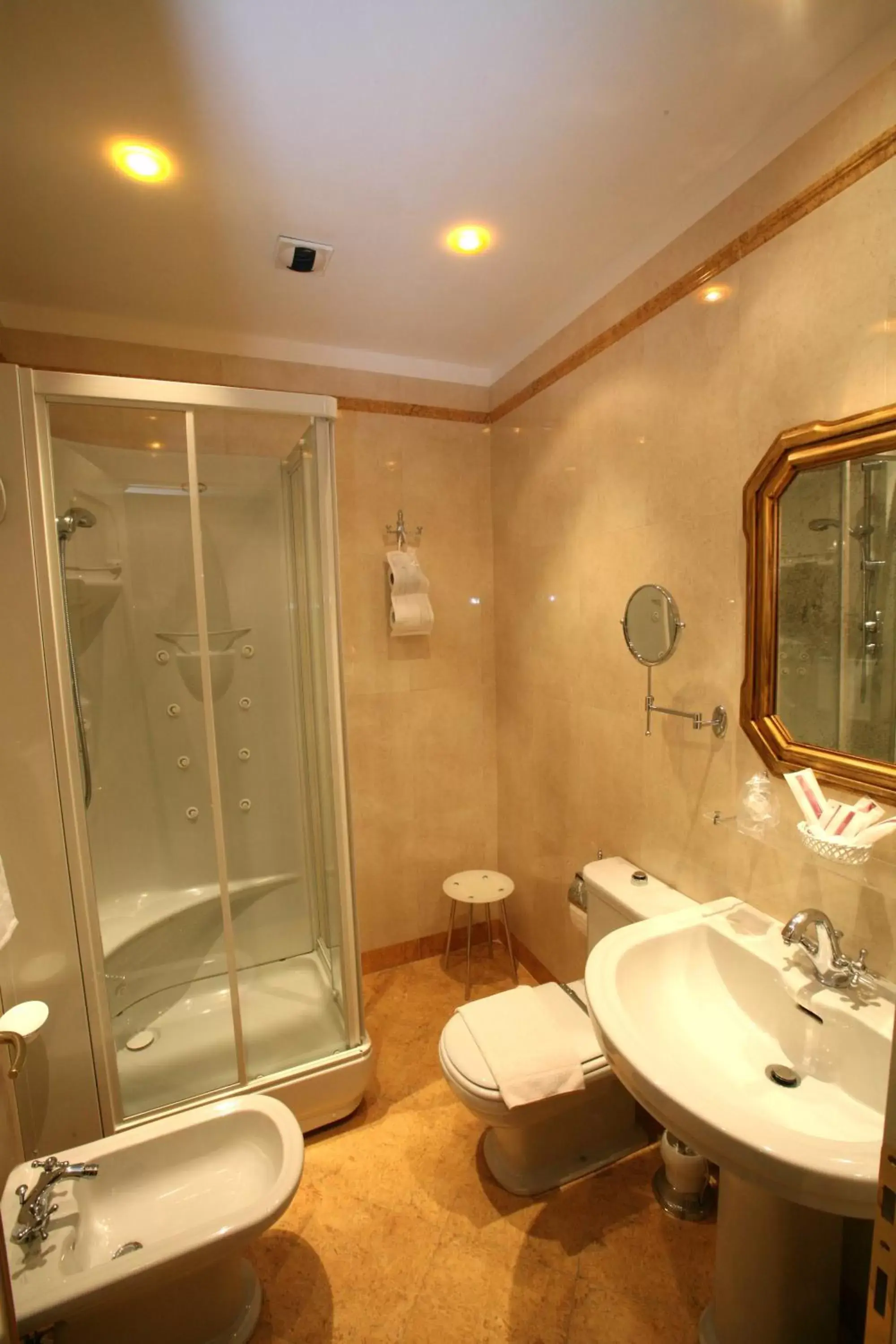 Shower, Bathroom in Locanda Ca' del Brocchi