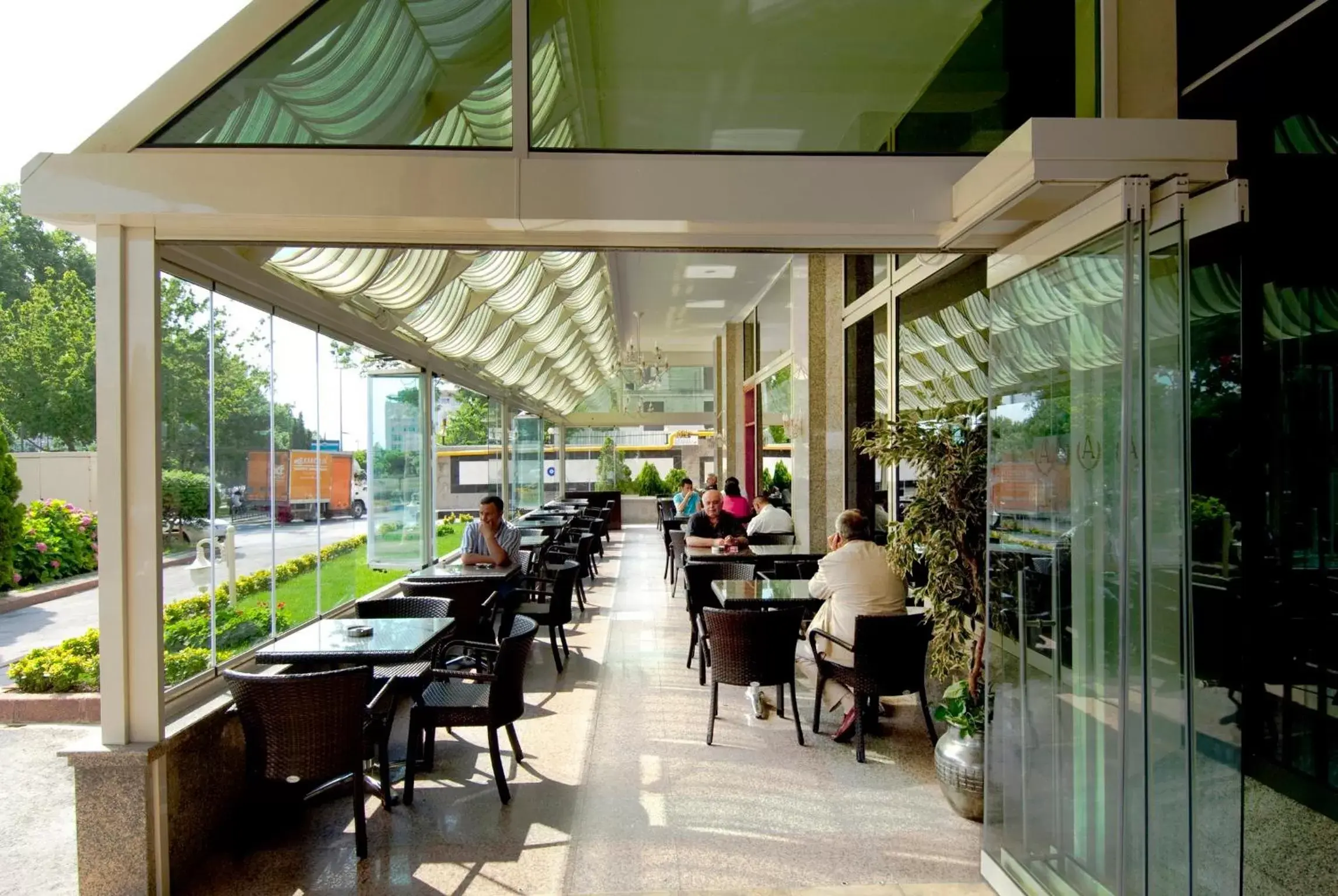 Garden, Restaurant/Places to Eat in Akgun Istanbul Hotel