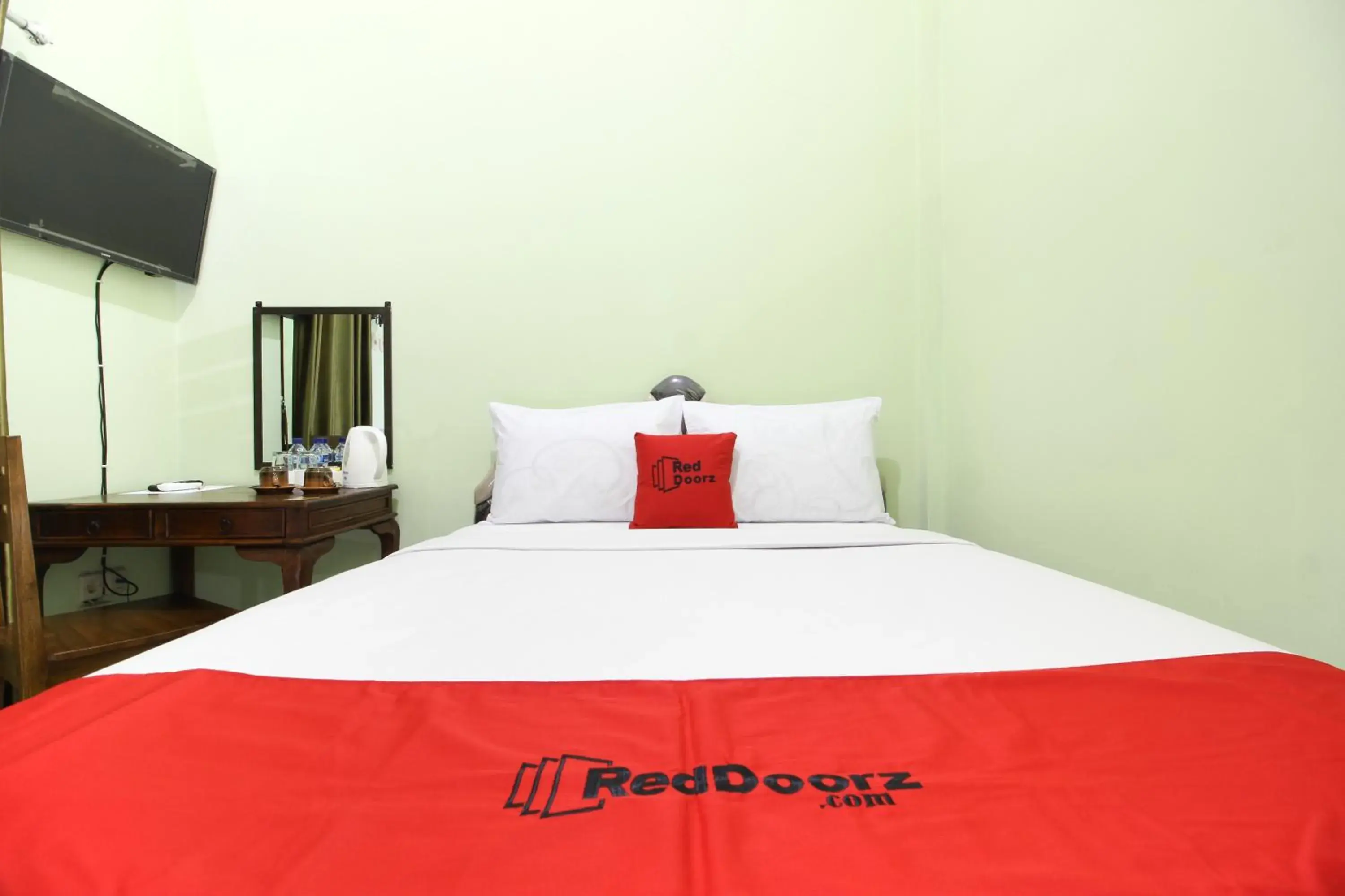 Bedroom, Bed in RedDoorz Plus near Taman Sari