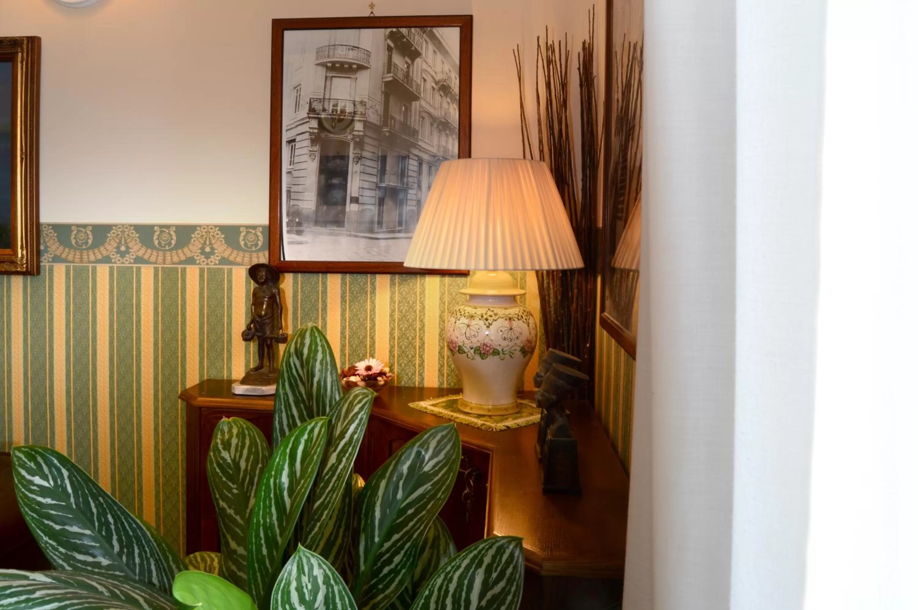 Communal lounge/ TV room in Pinto-Storey Hotel