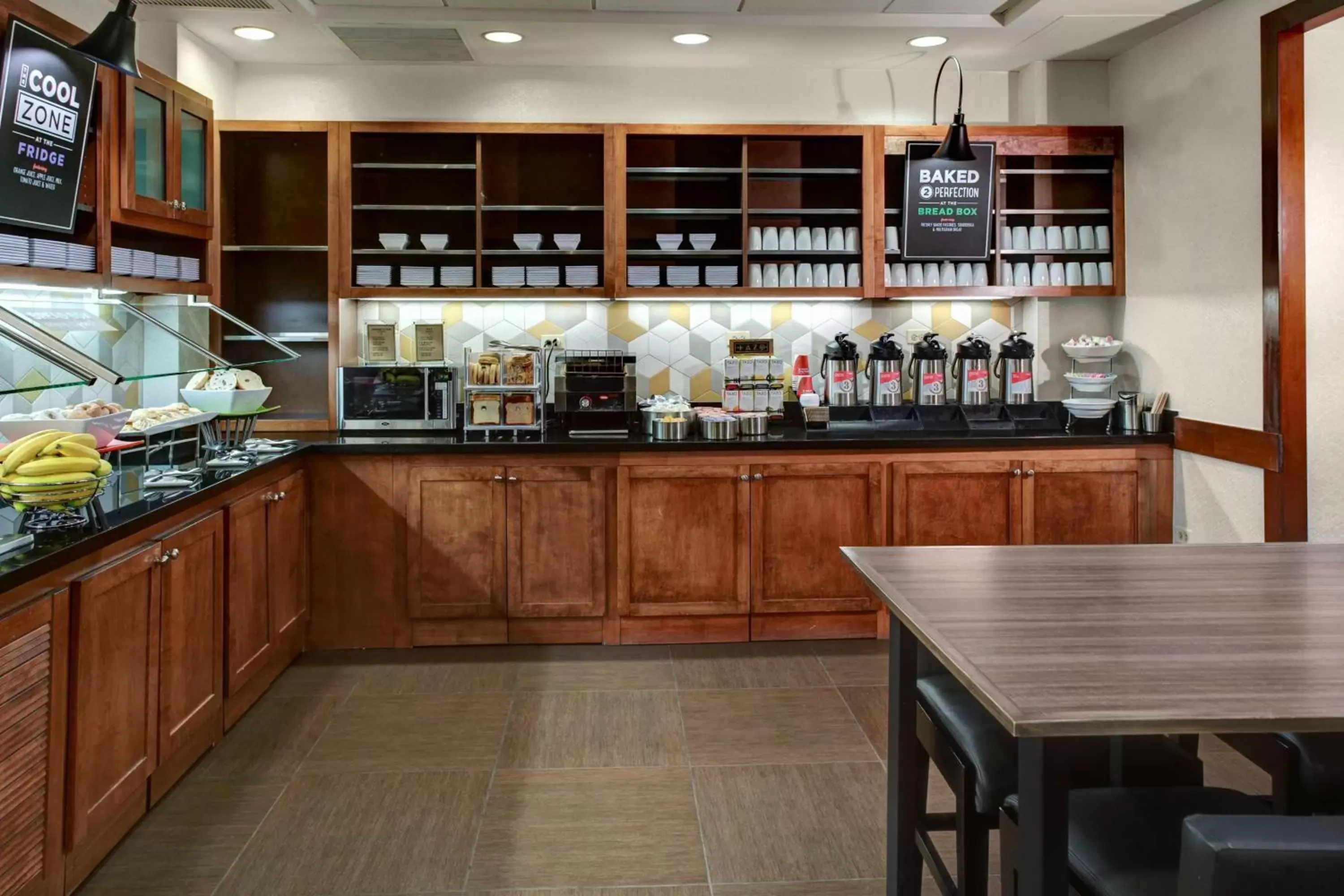 Restaurant/places to eat, Kitchen/Kitchenette in Hyatt Place Oklahoma City Airport