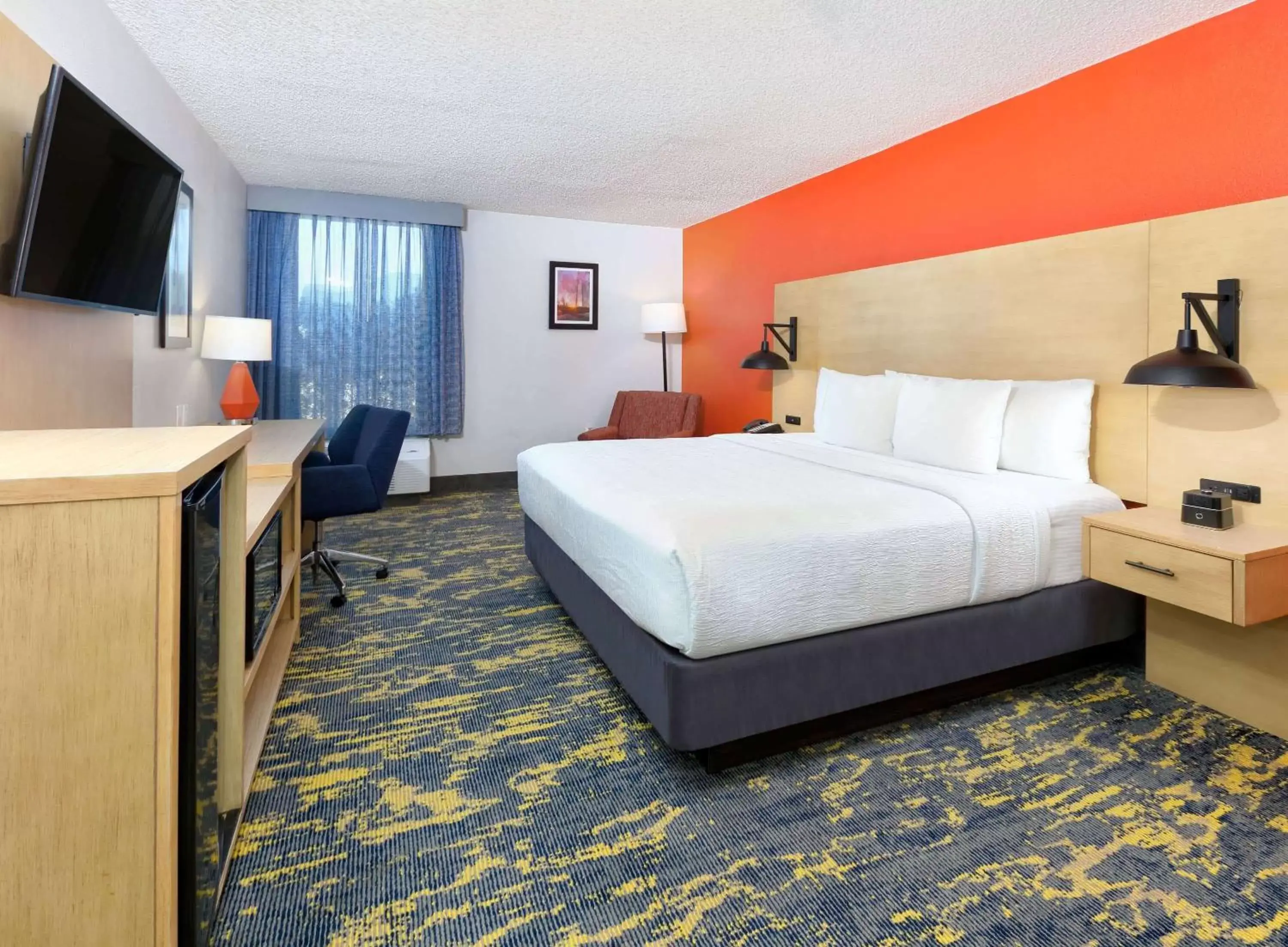 Photo of the whole room, Bed in La Quinta by Wyndham Dallas - Las Colinas